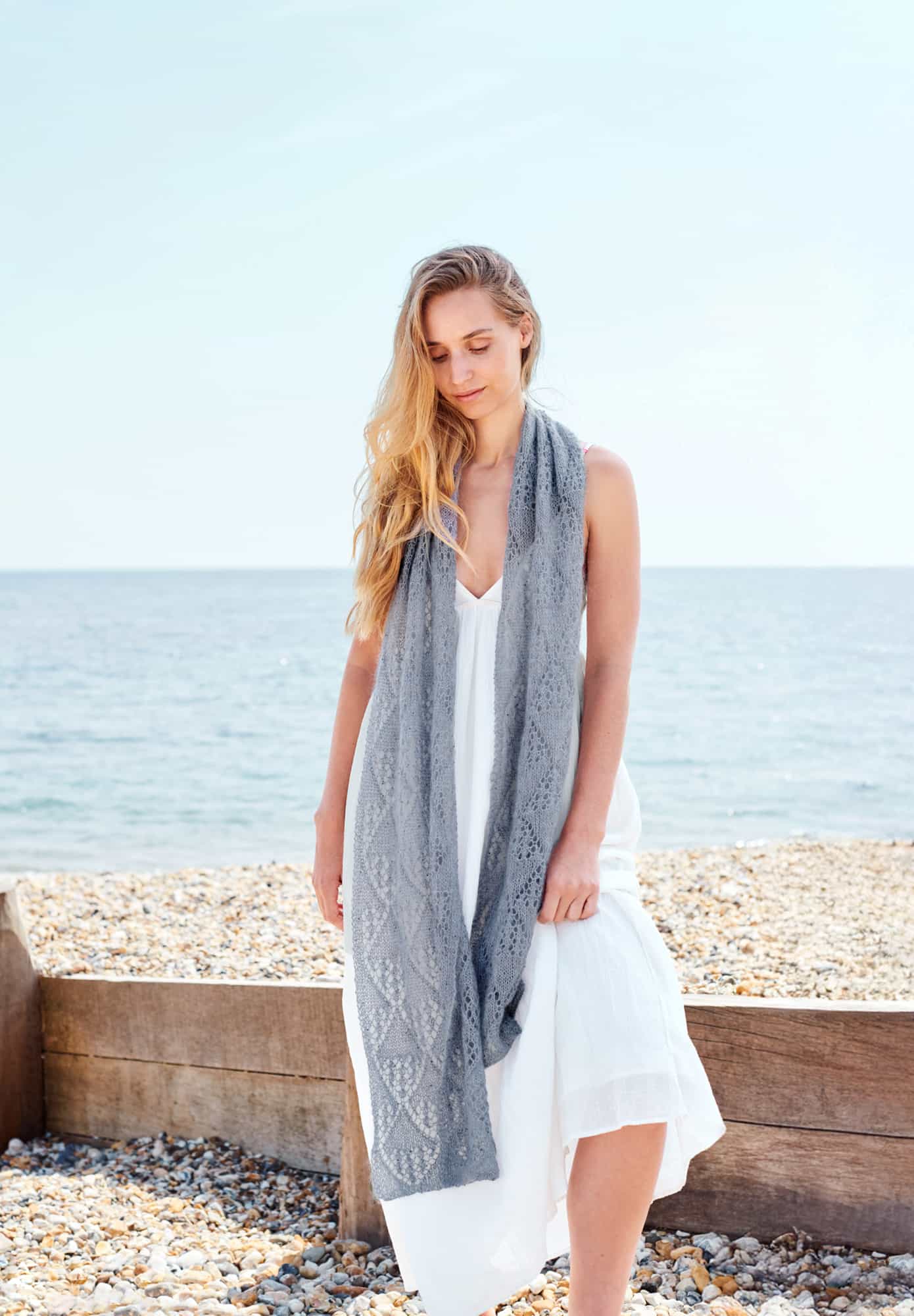 Frau trägt gestricktes Tuch in Blau: Modell 30 aus Lovewool No. 22