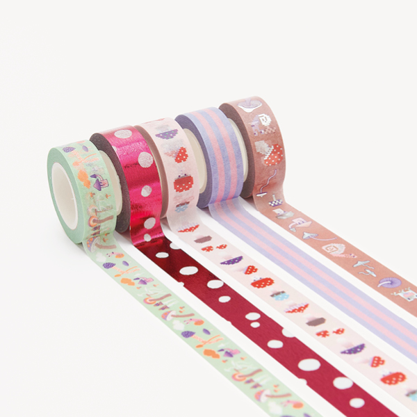 Washi Tapes aus der Kollektion Shrooom mit Pilzmotiven und Illustrationen liegen ausgerollt nebeneinander