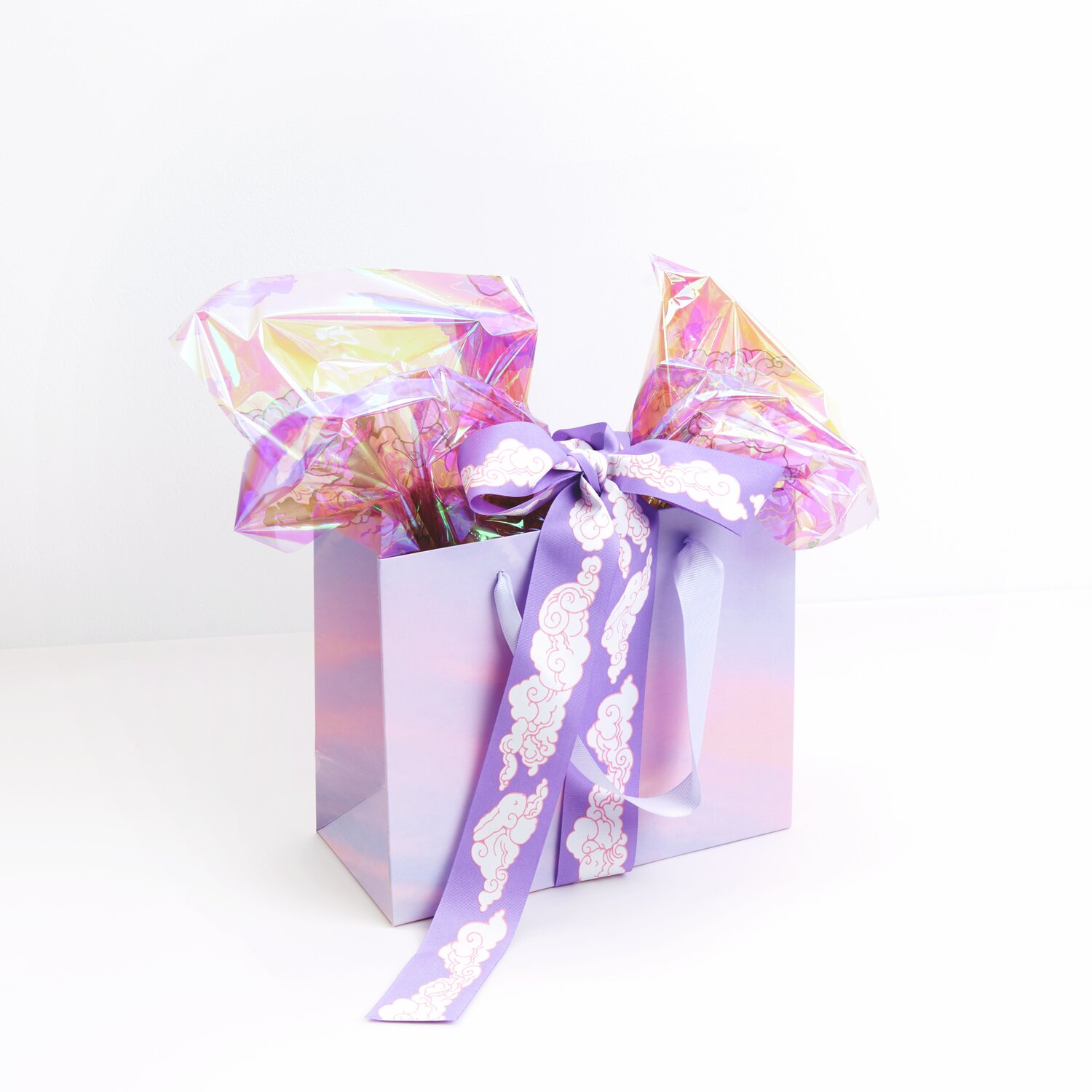 Paper Poetry Geschenkfolie Struktur: Lila Geschenktasche mit schimmernder Folie und dekorativer Schleife.