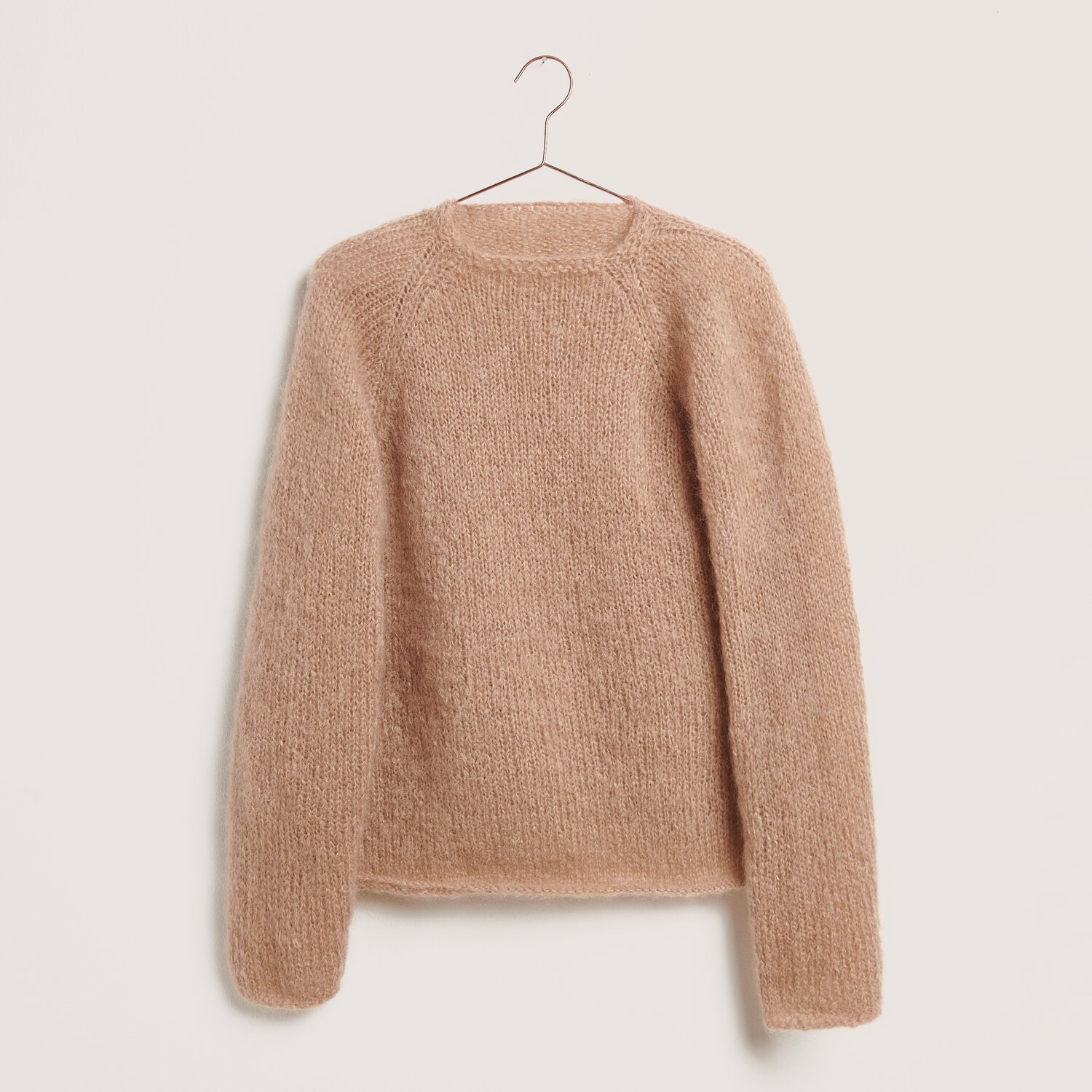 Made by Me No. 21 Herbst-Winter Sprachauswahl deutsch von Rico Design Strickset Pullover Modell 32 aus Made by Me No. 21 in Nougat. Flauschiger Pullover aus Mohair Merino Chunky, ideal für Herbst-Winter.