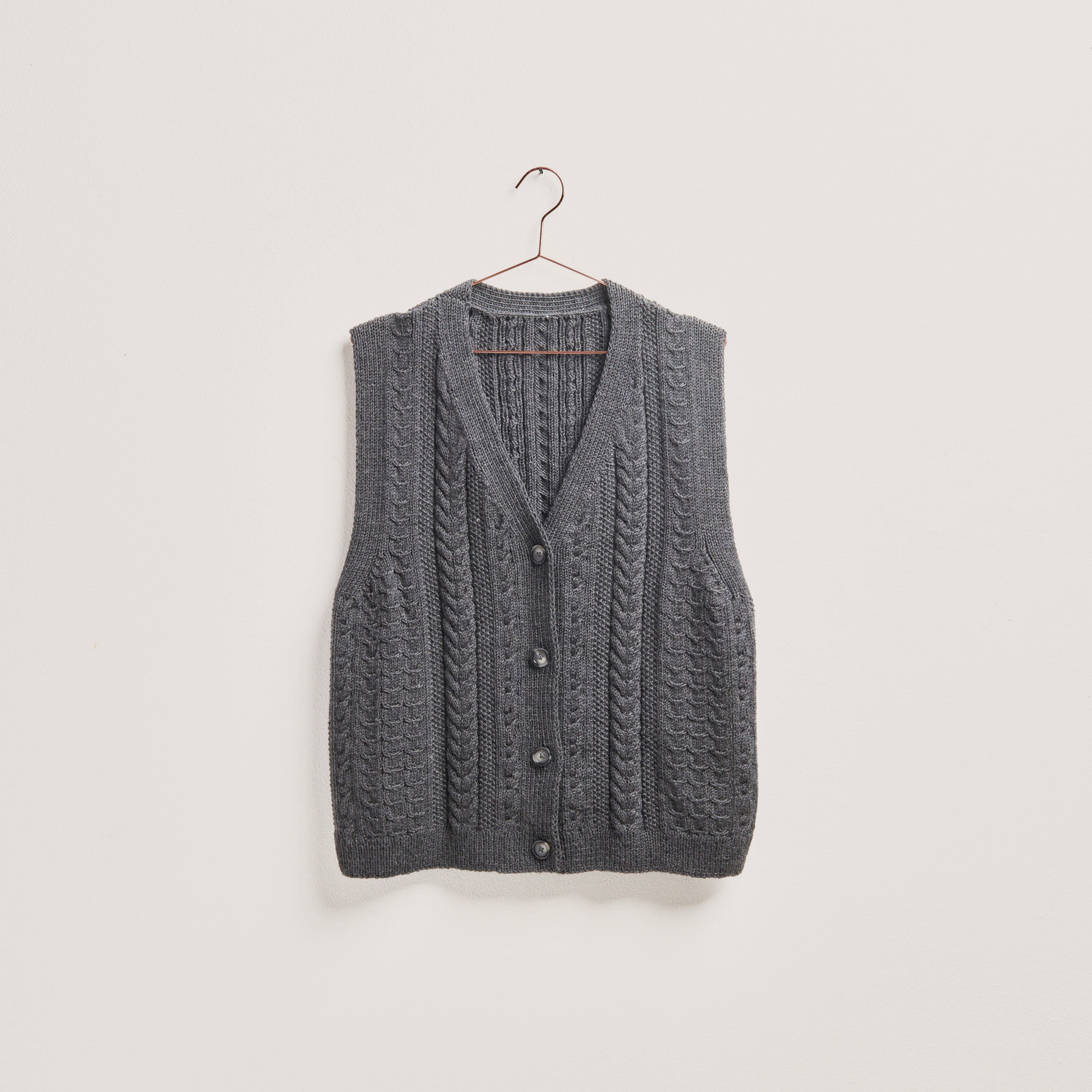 Strickset Weste Modell 09: Anthrazitfarbene Weste mit Zopfmuster, aus Essentials Merino dk Wolle.