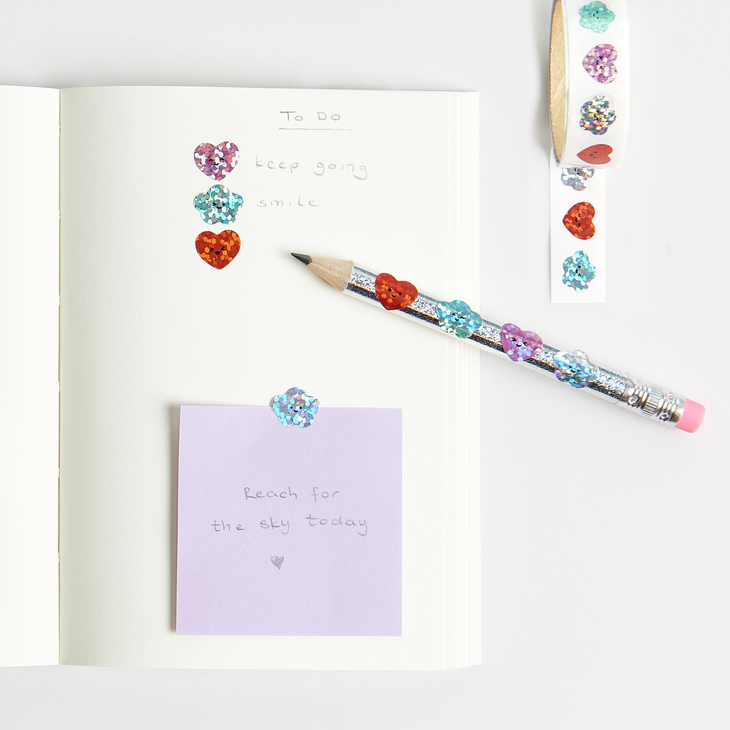 Paper Poetry Mini-Sticker Chingu Herzen/Wolken auf Notizbuch mit Bleistift und lila Notiz.