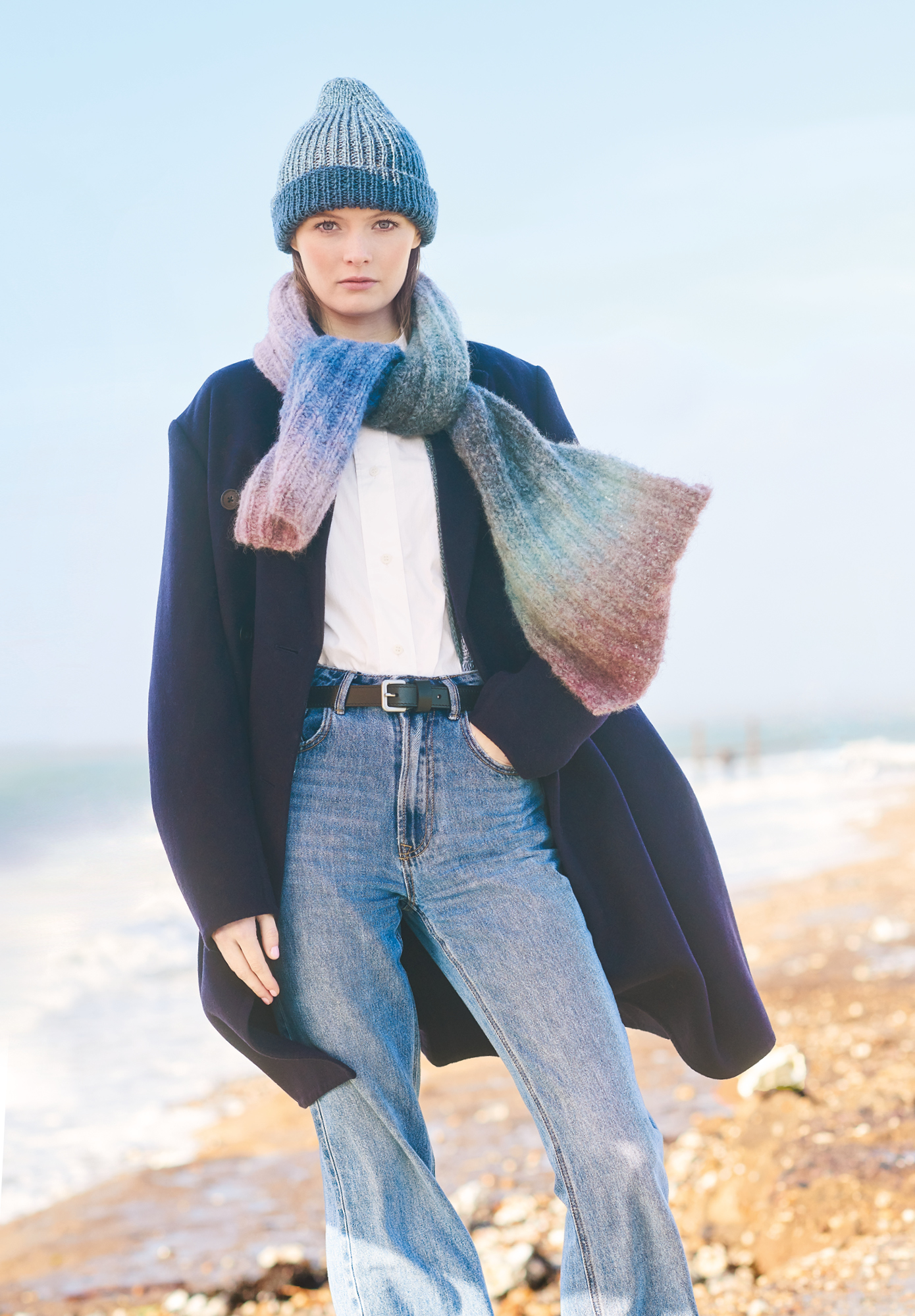 Frau trägt gestrickten Schal mit Farbverlauf in Blau, Lila: Modell 27 aus Lovewool No. 19