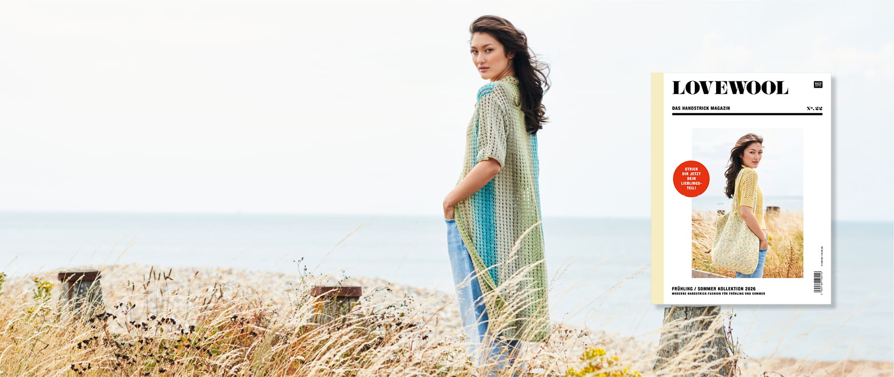 Eine Frau trägt eine gehäkelte, lange Jacke und steht in einer Düne. Daneben ein Cover des Handstrickmagazins Lovewool No. 22.  