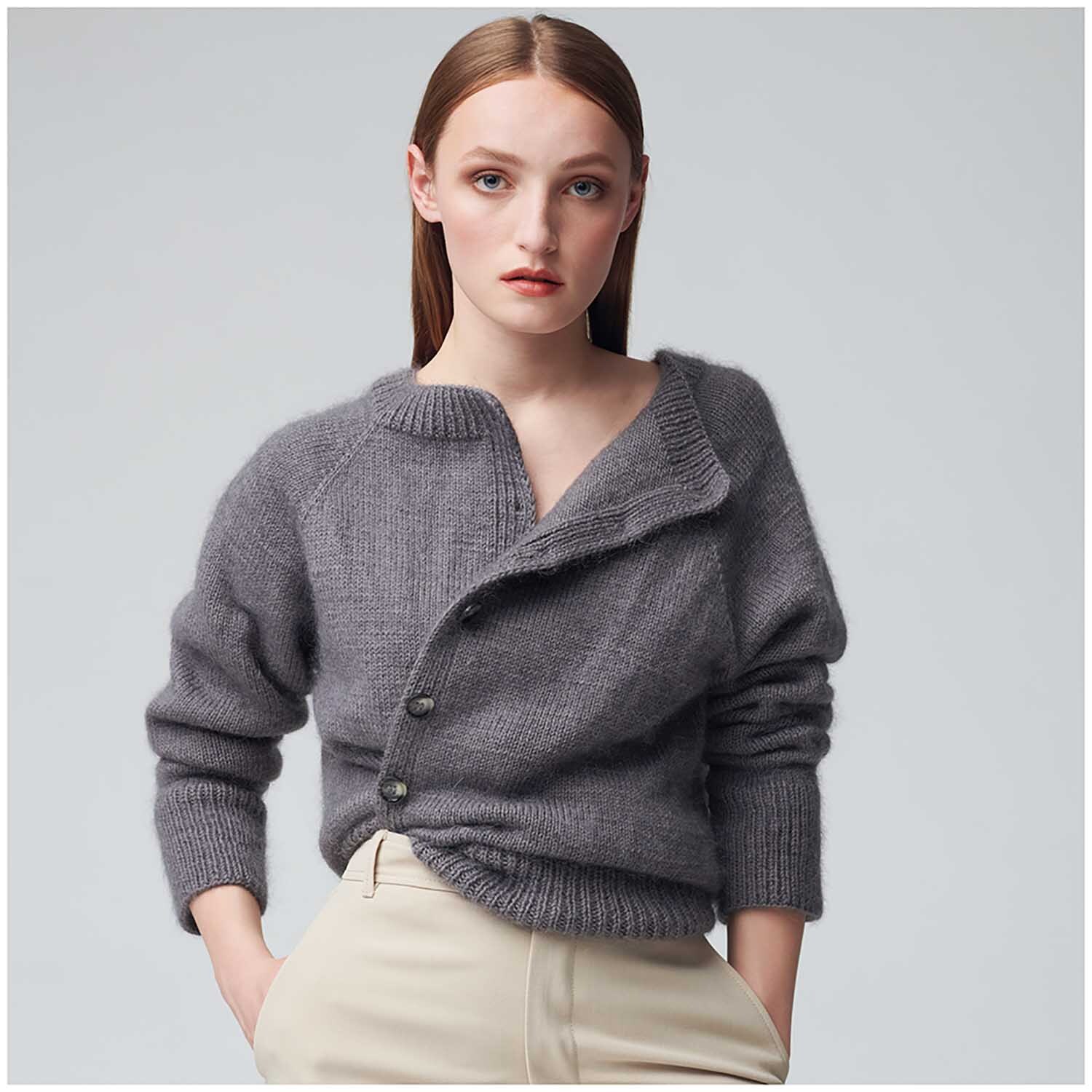 Essentials Merino dk Pullover in elegantem Design, gestrickt aus weicher Wolle, präsentiert von Rico Design.