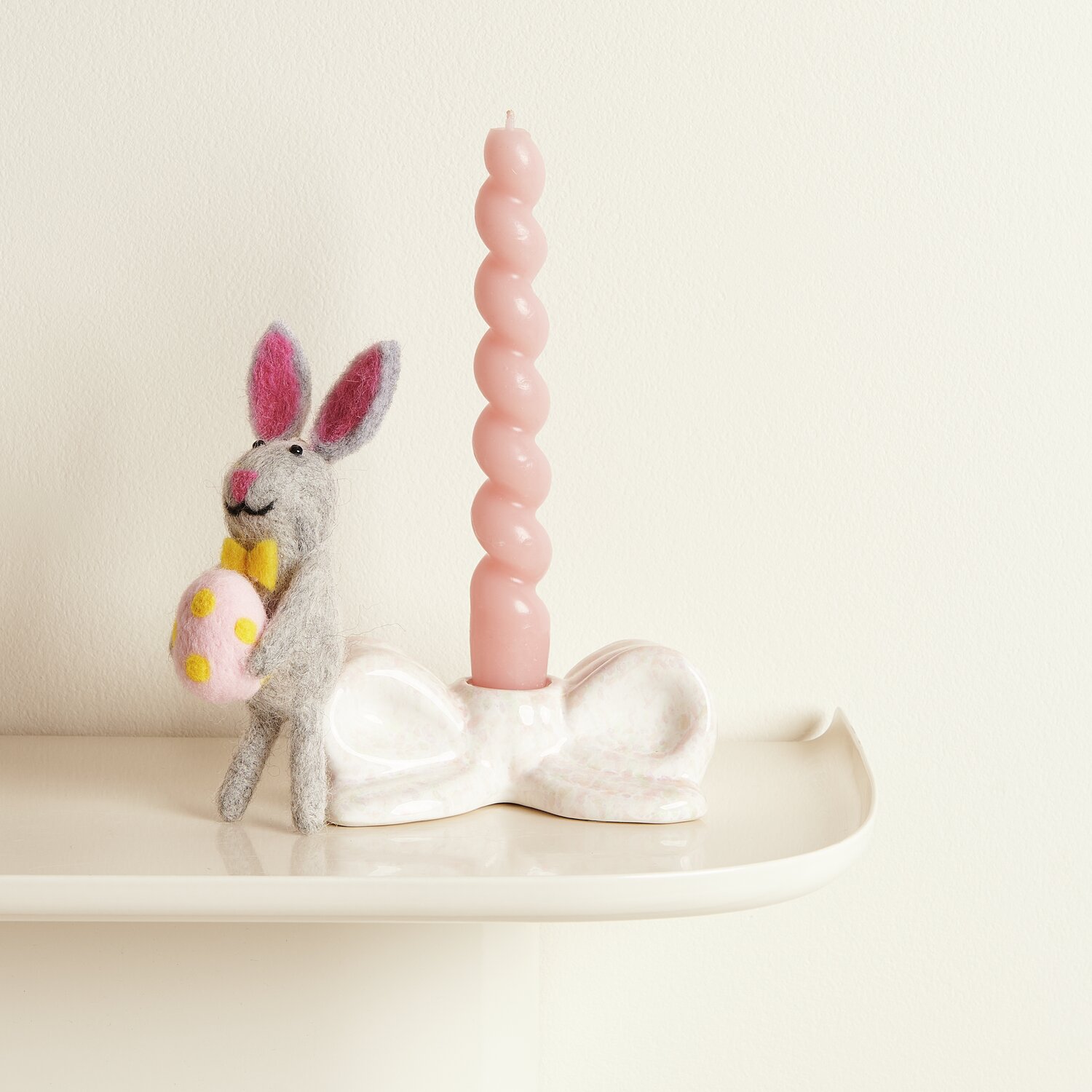 Aufhänger Filz-Hase mit Osterei und gelber Fliege 14,5x4x5,5cm von Rico Design