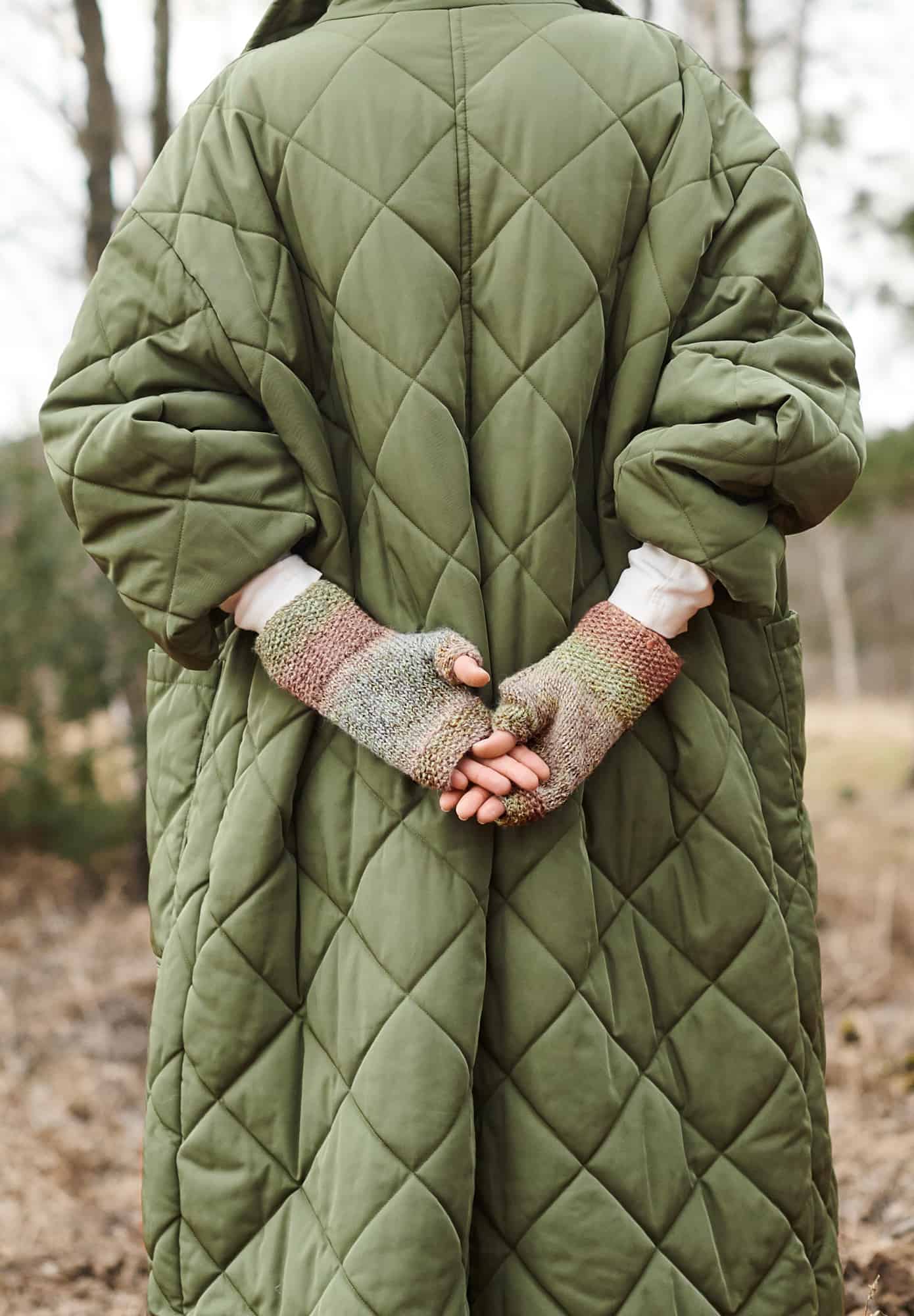 Frau trägt gestrickte Stulpen in Erdtönen: Modell 05 aus Lovewool No. 21