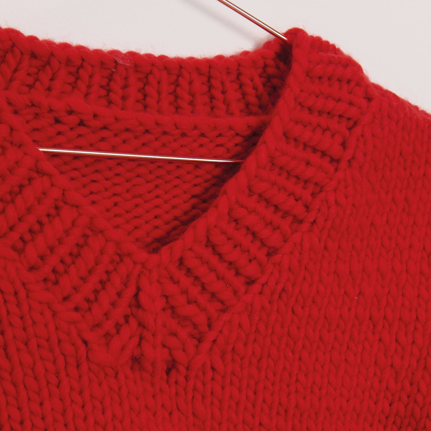 Essentials Super super chunky, weicher Strickpullover aus Rico Design Garn, V-Ausschnitt in sattem Rotton, Subtitel 100g 90m, detailreiche Maschenstruktur