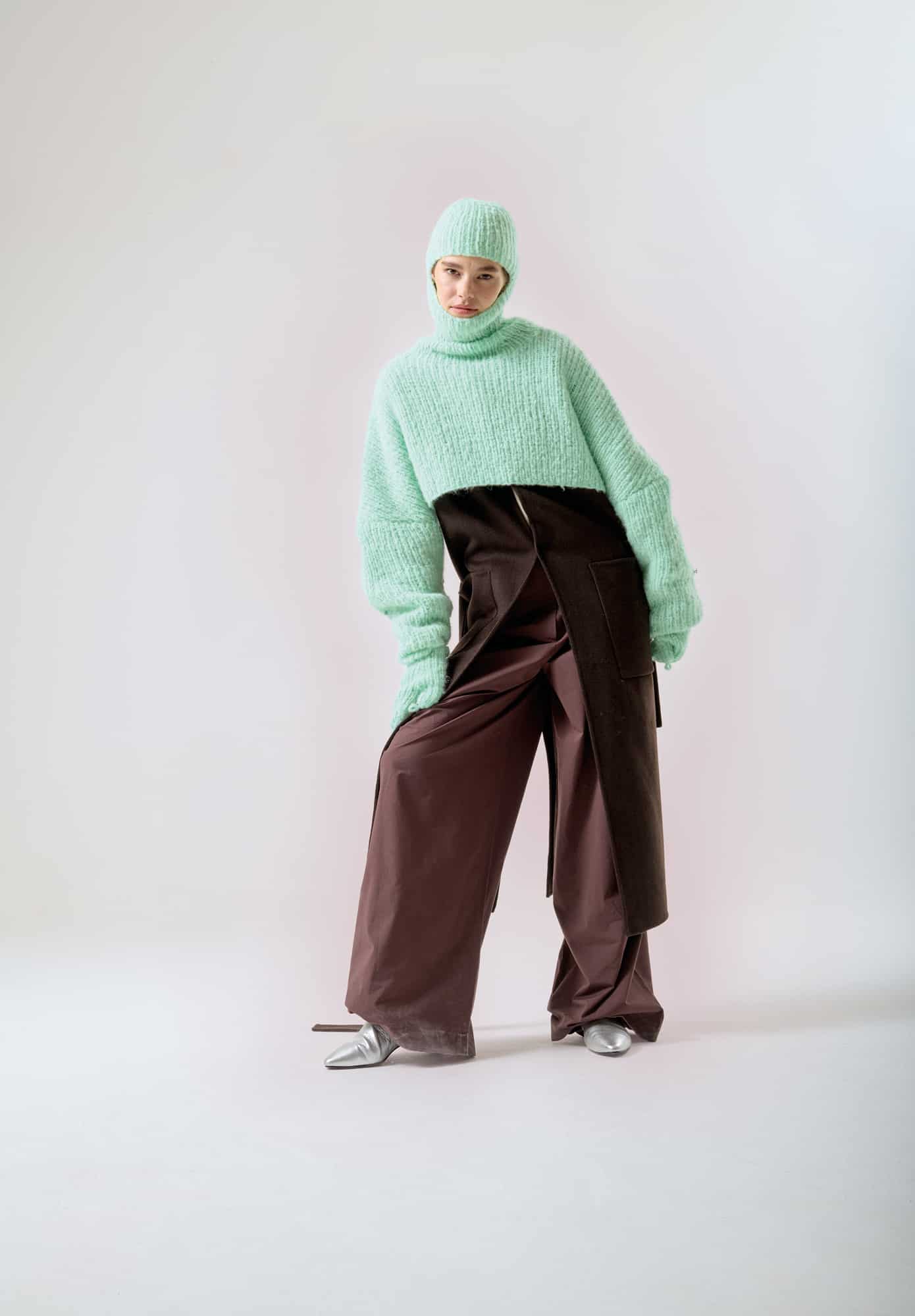 Frau trägt gestrickten Pullover mit Kapuze und Handschuhen in Mint: Modell 15 aus Made by Me No. 21