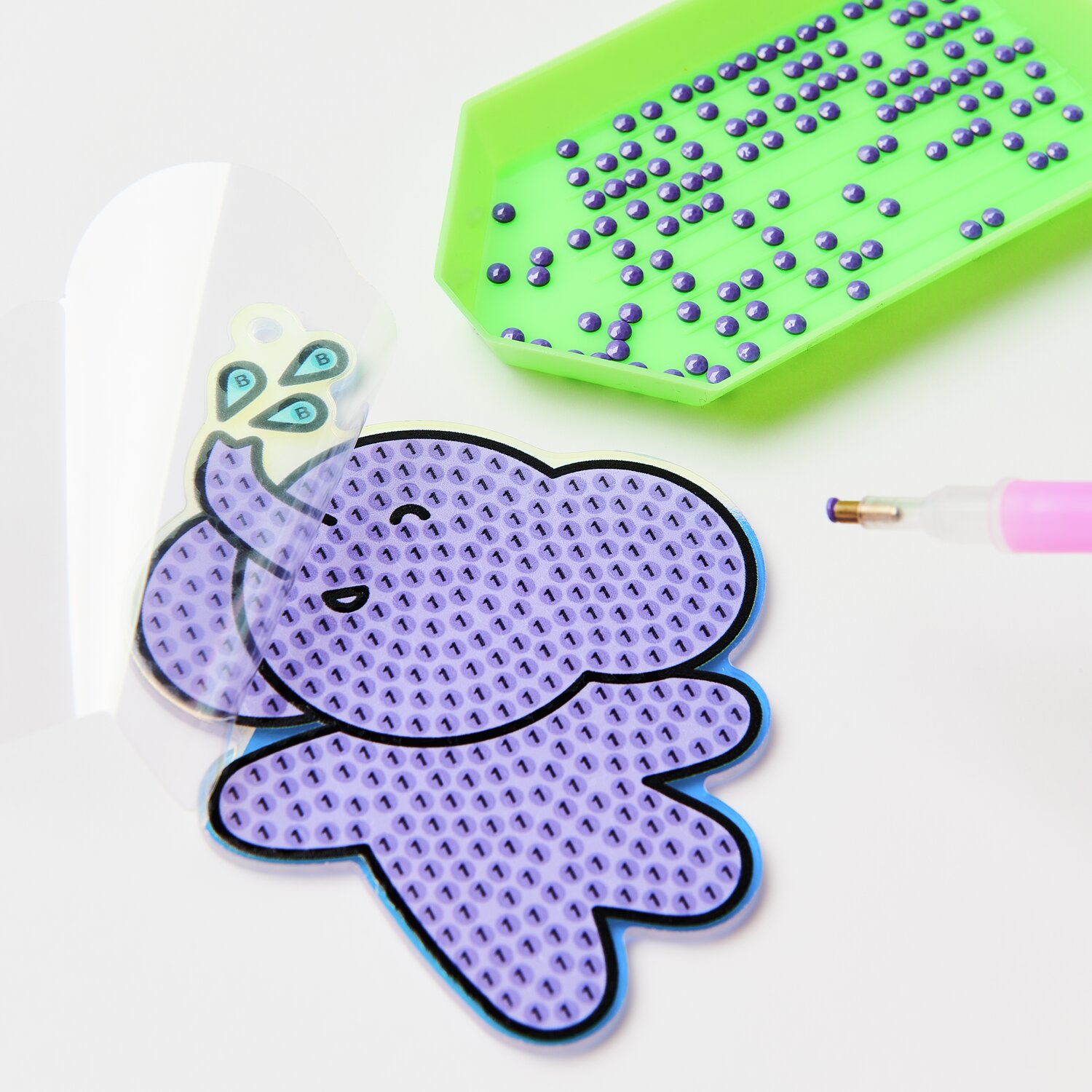 Diamond Painting Aufhänger Tiere, lila Elefant mit grüner Schale und pinkem Stift, 29-teilig.