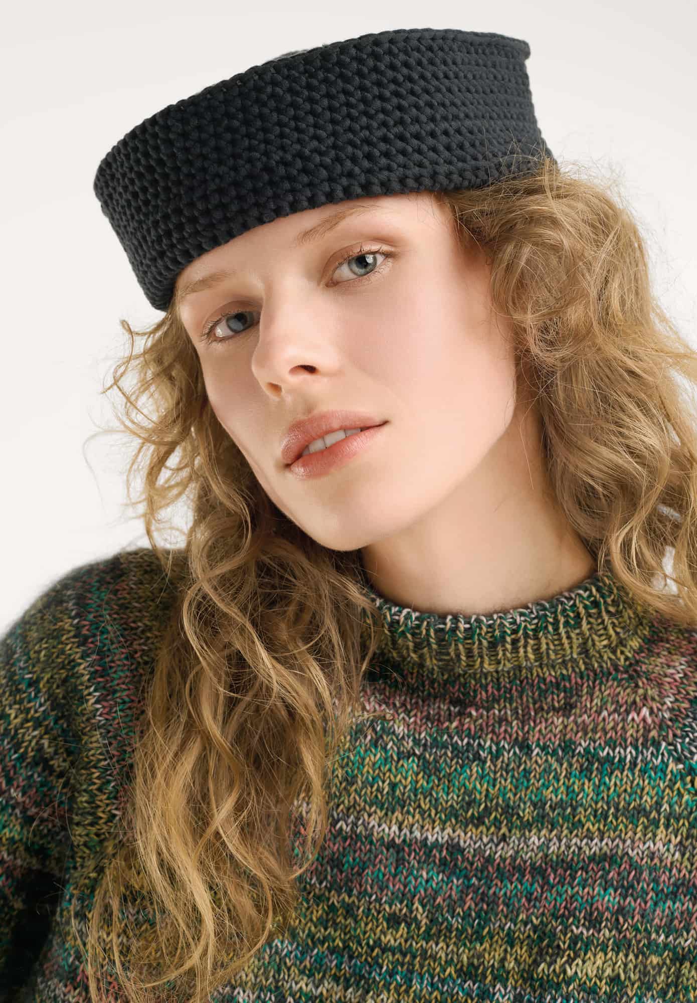 Frau trägt gehäkelten Sailor-Hat in Schwarz: Modell 02 aus Made by Me No. 22