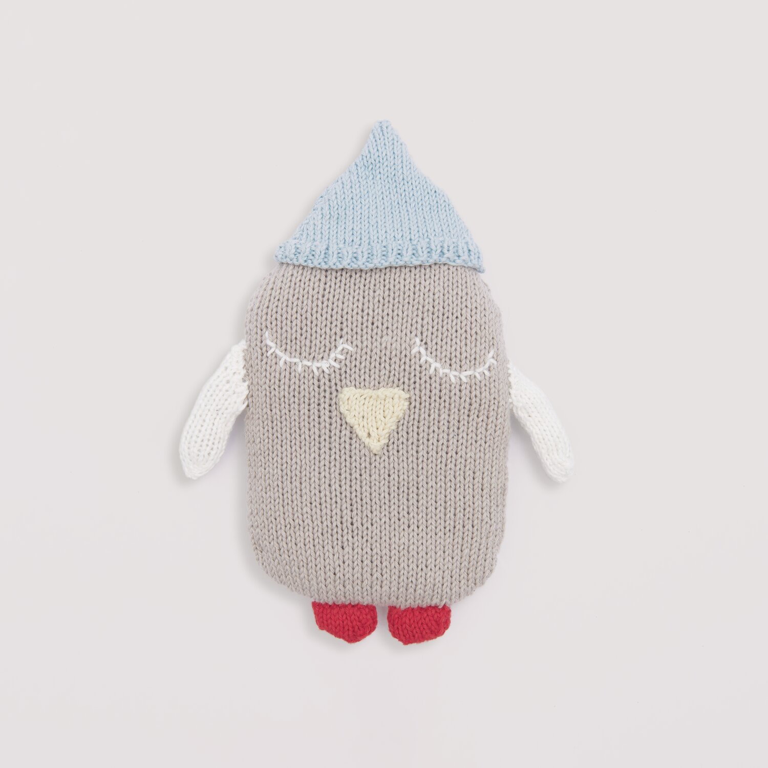 Strickset Kuscheltier Pinguin Modell 19 zeigt einen grauen Pinguin mit hellblauer Mütze.