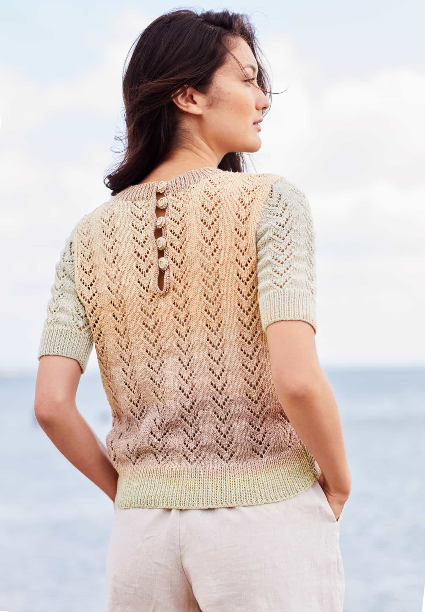 Frau trägt gestricktes Shirt mit Farbverlauf in Pastell: Modell 10 aus Lovewool No. 22