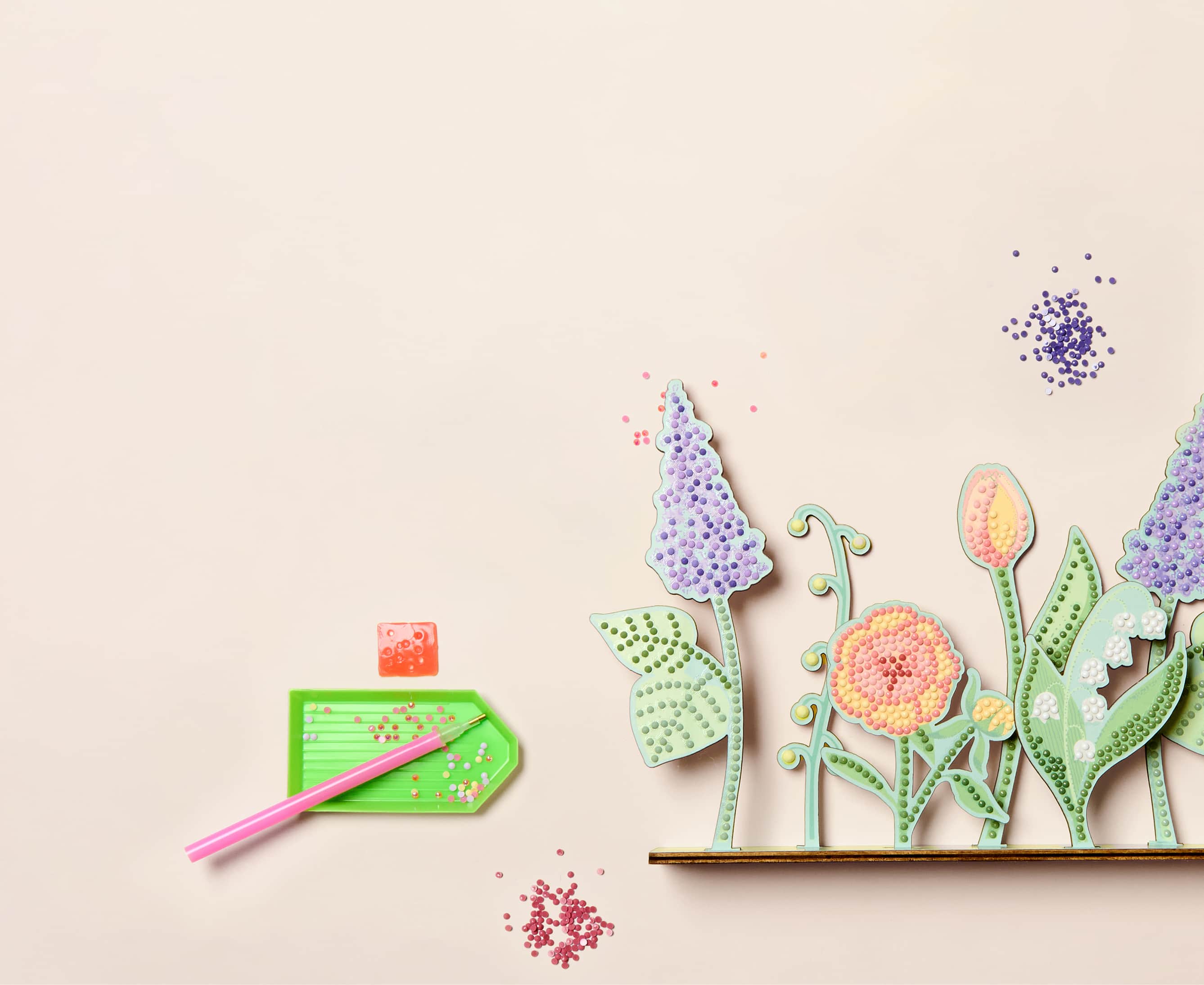 Ein Diamond Painting Set mit Blumenmotiven wird mit Steinen besetzt.