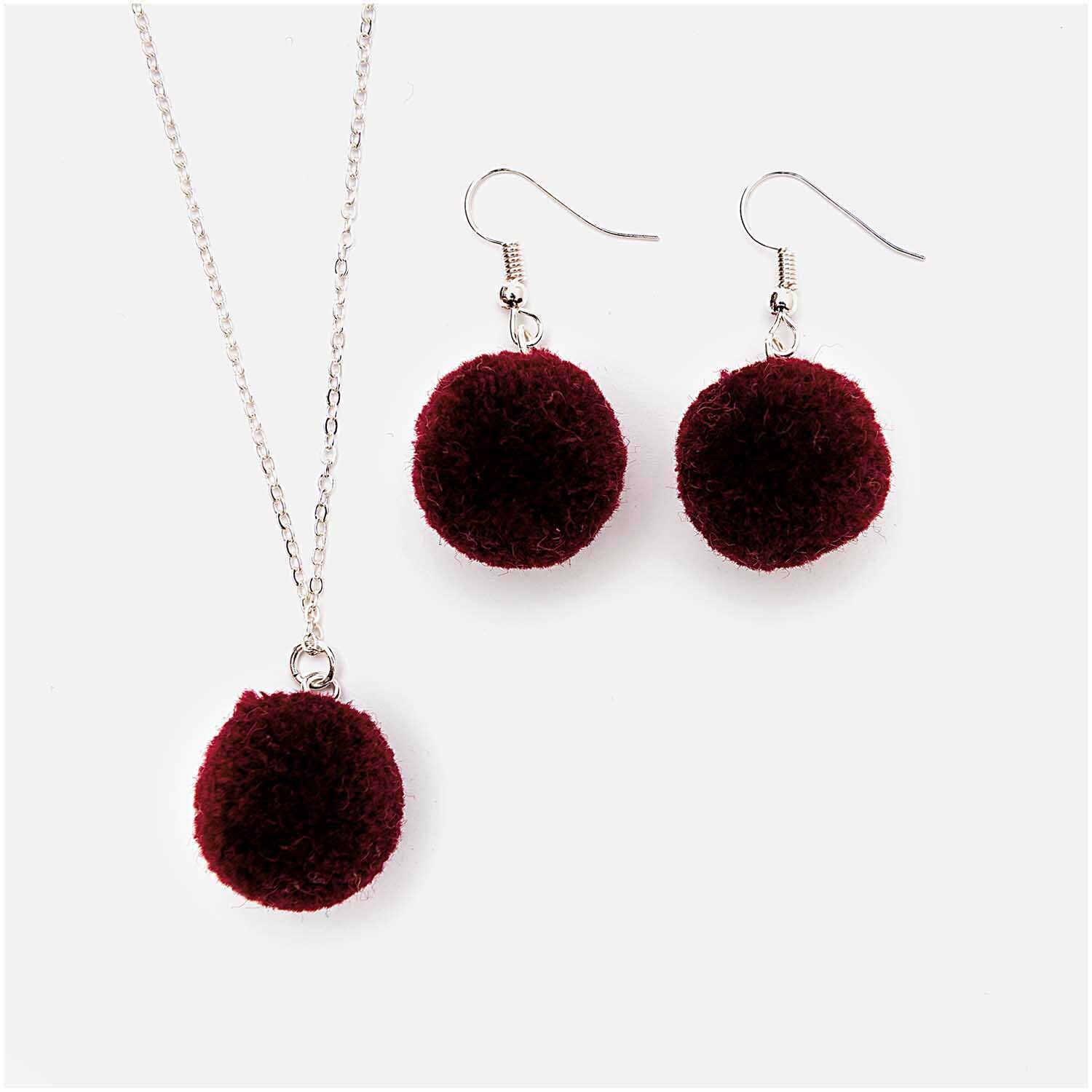 Pompons mit Öse 2cm 2 Stück Farbe Weinrot von Rico Design Pompons mit Öse 2cm 2 Stück in weinrot von Rico Design, bestehend aus Ohrringen und einer Halskette. Ideal für stilvolle Accessoires.
