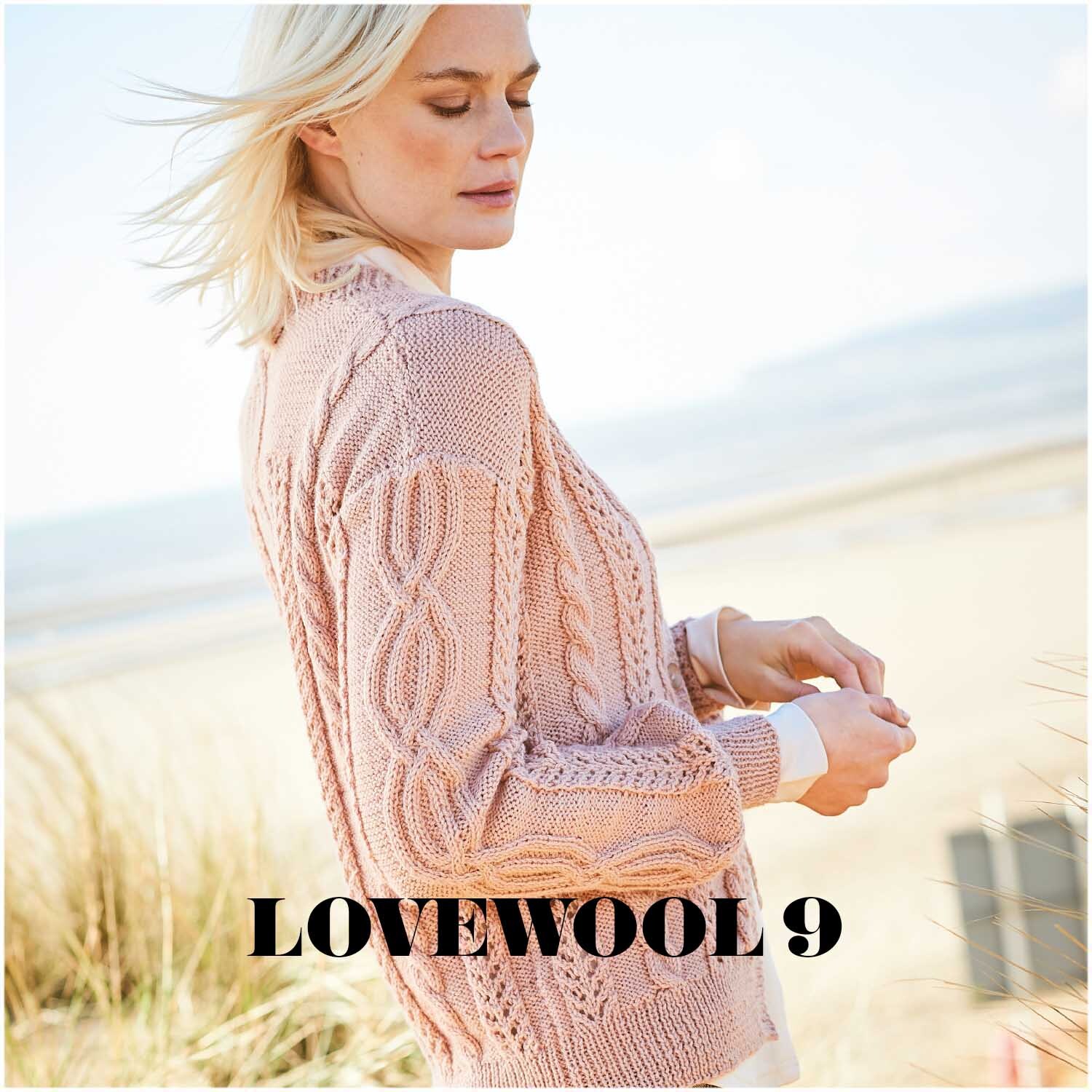 Essentials Merino Plus dk: Frau am Strand in gestricktem Pullover in Puder, 50g 125m, von Rico Design.
