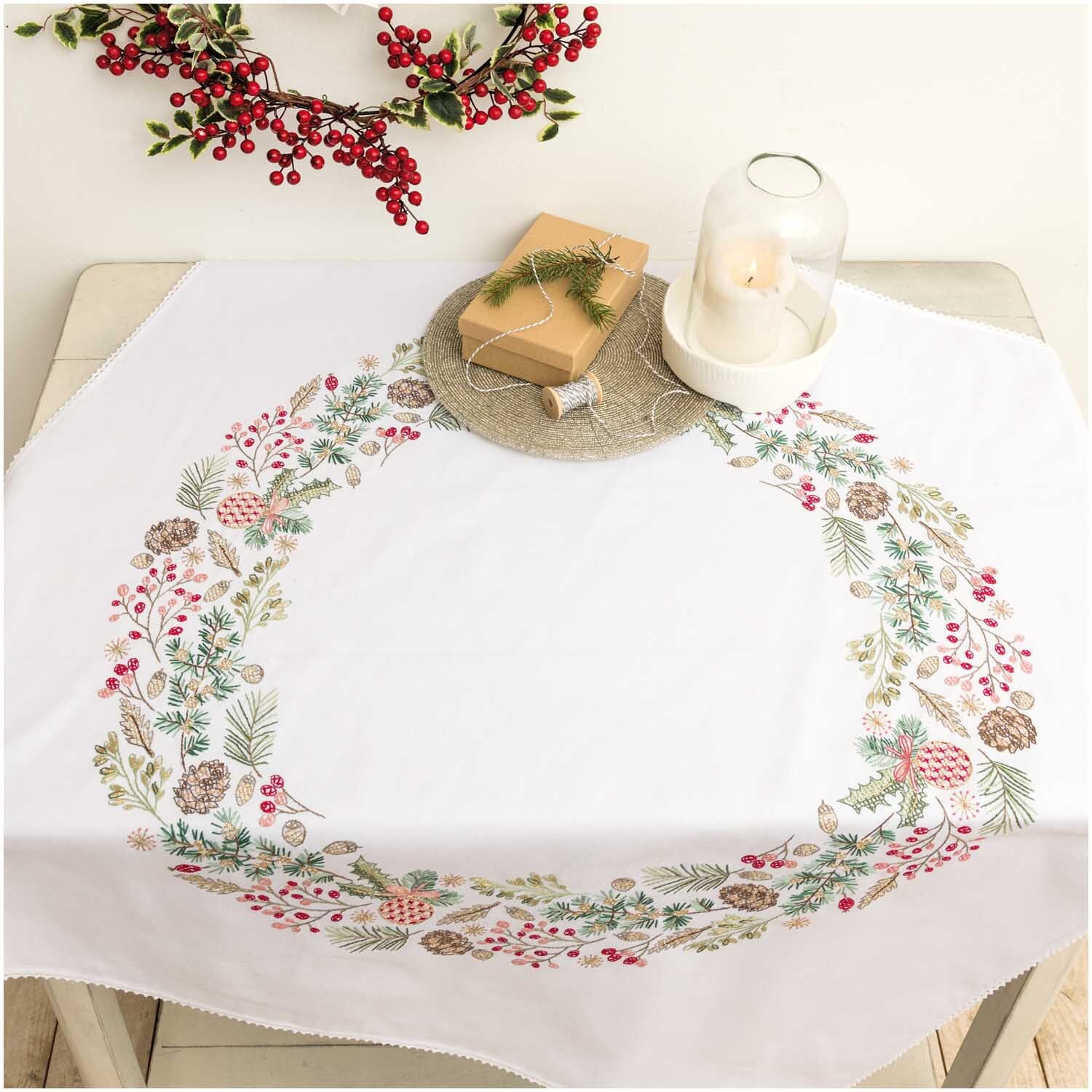 Stickpackung Tischdecke Kranz mit Tannen 95x95cm