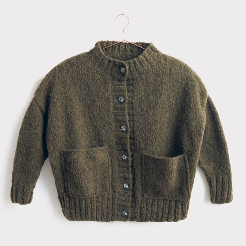 Gestrickte Jacke in Khaki: Modell 18 aus dem Heft Luxury Knits Premium Natural Fibres
