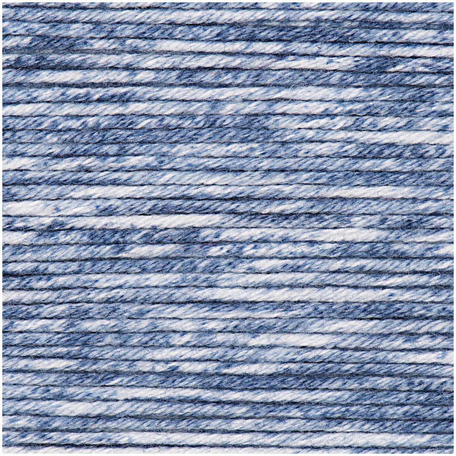 Creative Sport Print dk: Nahaufnahme von blauem Garn mit melierter Struktur, 50g 145m, von Rico Design.