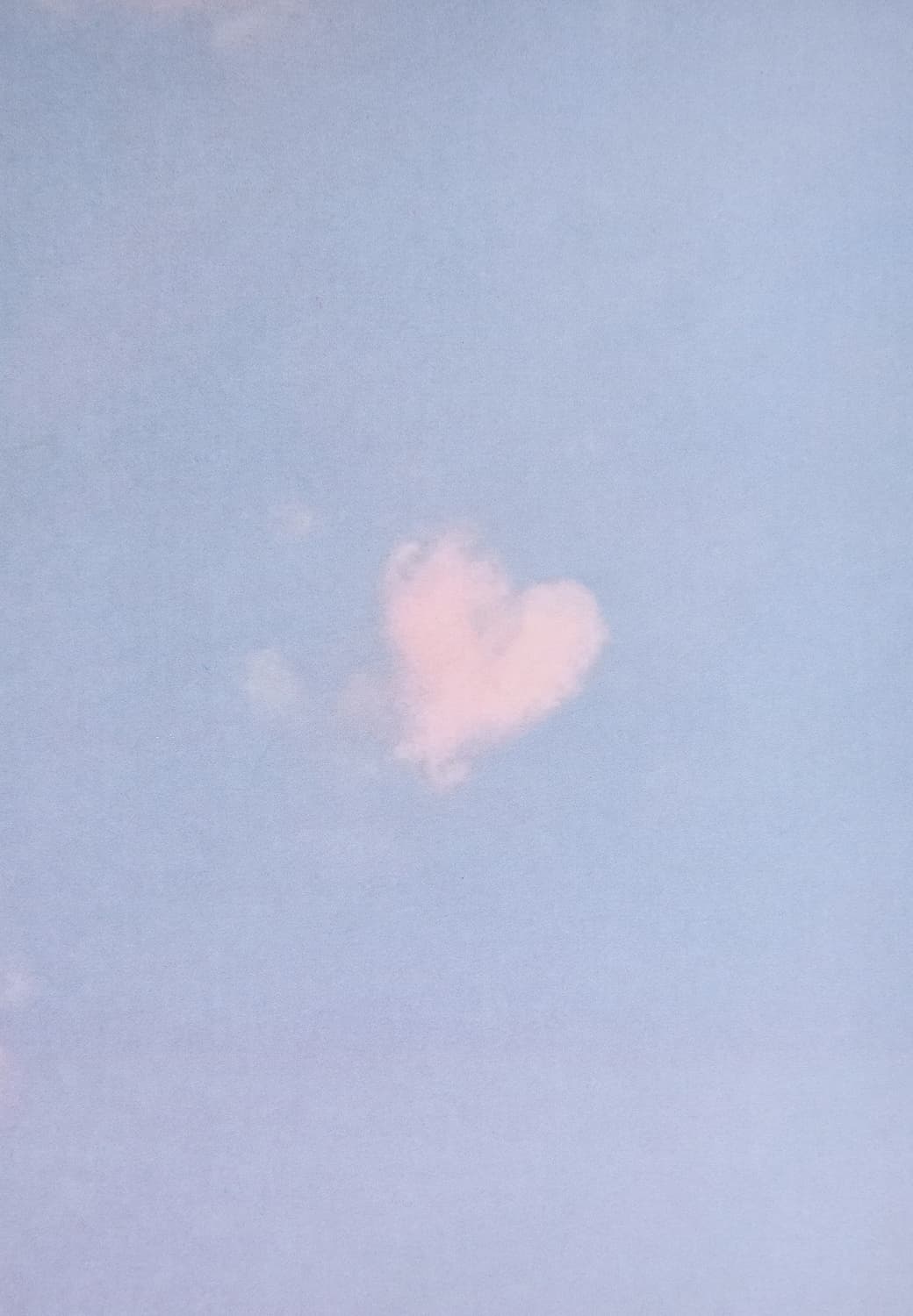 Ein Himmel mit Wolke in Herzform.