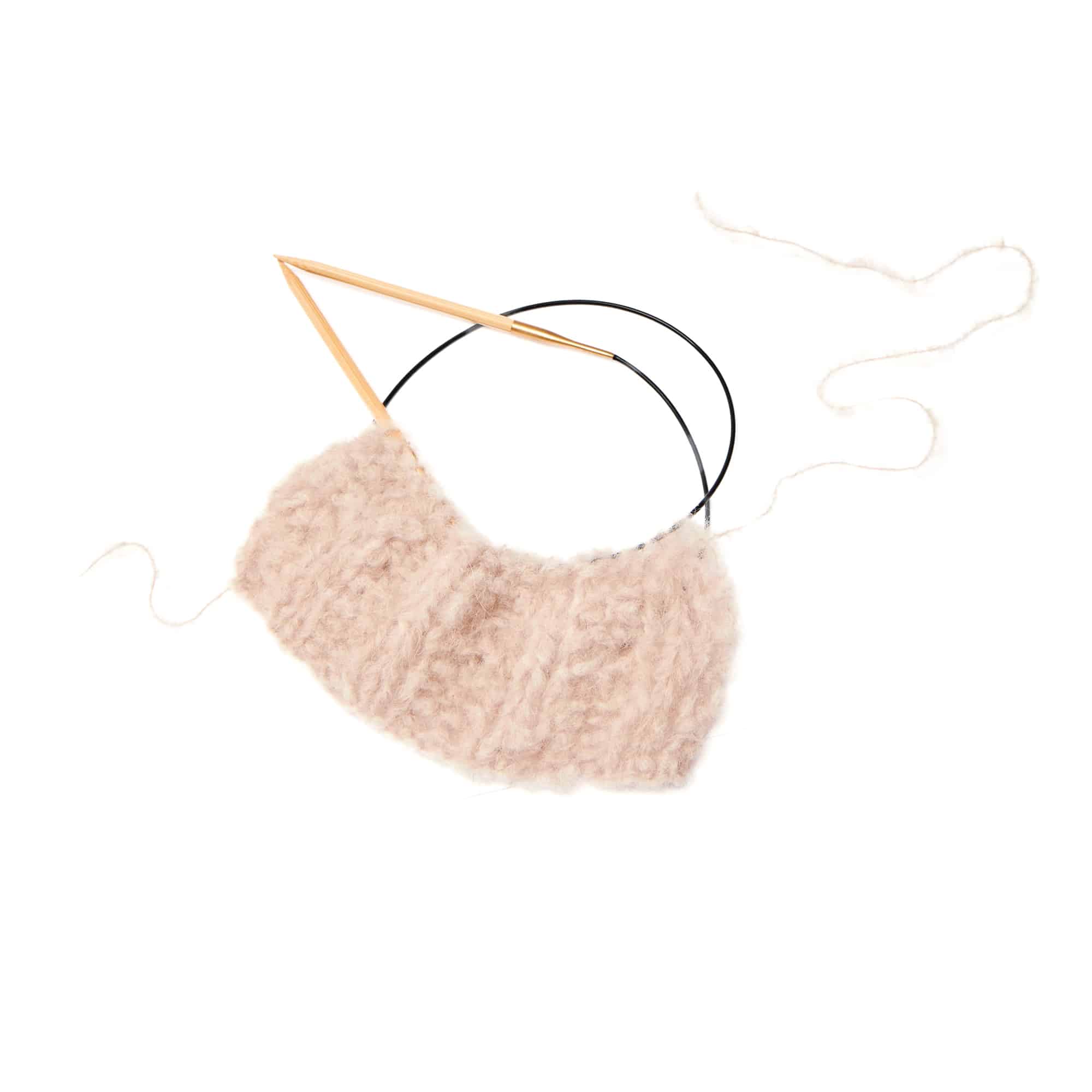 Angestricktes Strickstück an einer Rundstricknadel