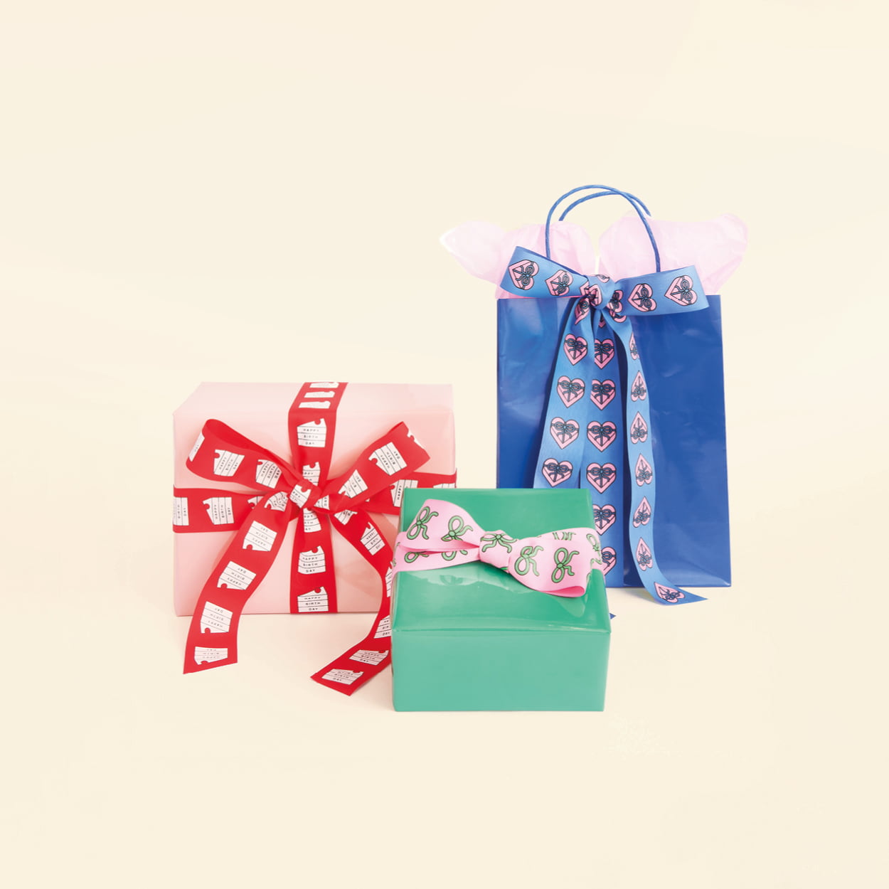 Geschenktüten und verpackte Geschenke in blau, grün und rot stehen vor gelbem Hintergrund. 