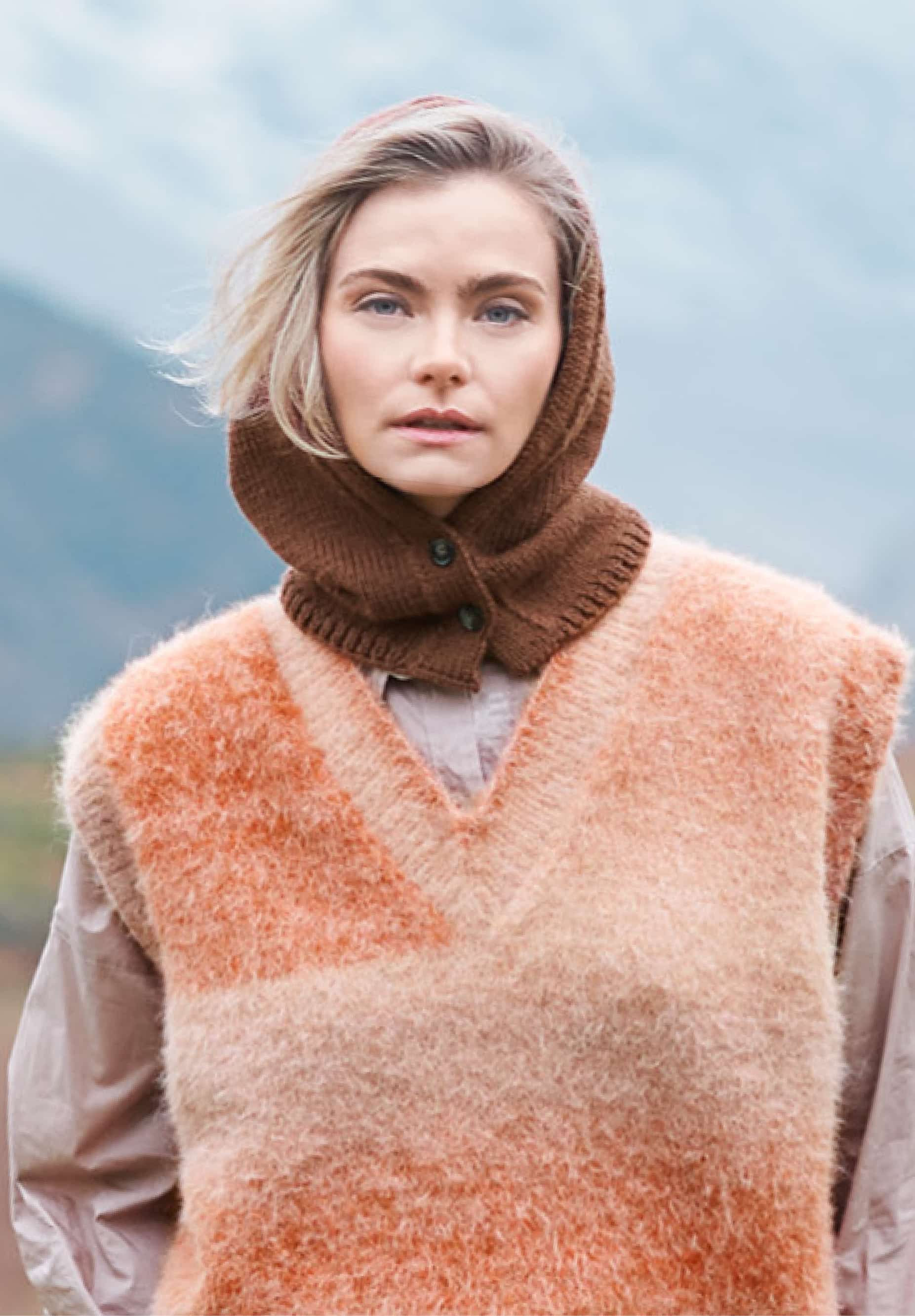 Frau trägt gestrickten Kapuzenkragen in Braun: Modell 32 aus Lovewool No. 23