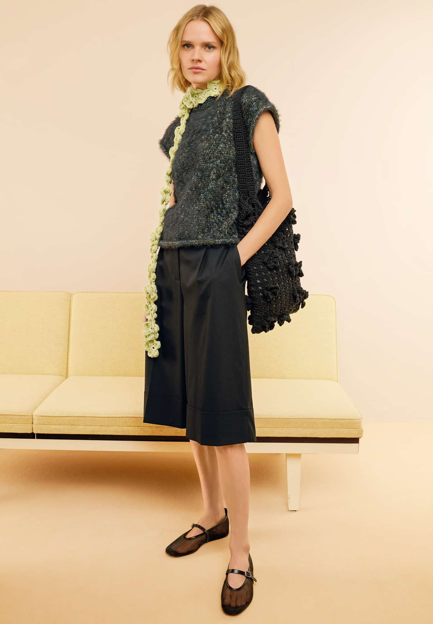 Frau trägt gehäkelte Tasche in Schwarz: Modell 15 aus Made by Me No. 22