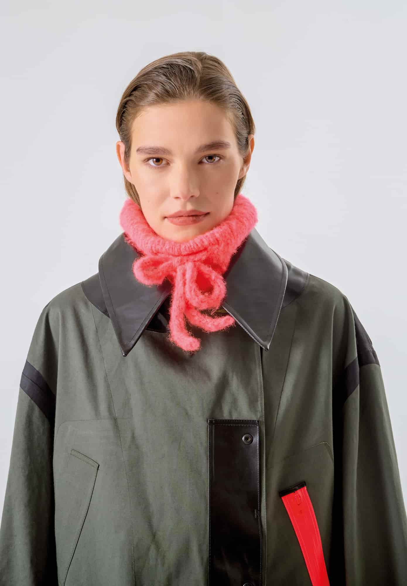 Frau trägt gestrickten Kragen in Koralle: Modell 20 aus Made by Me No. 21