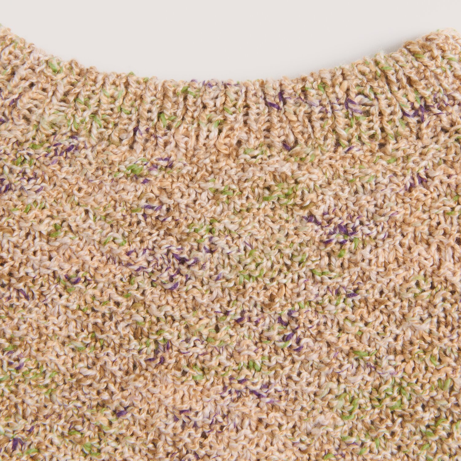 Made by Me No. 22 Frühjahr-Sommer Strickmuster in Pfirsichtönen mit lila und grünen Akzenten.