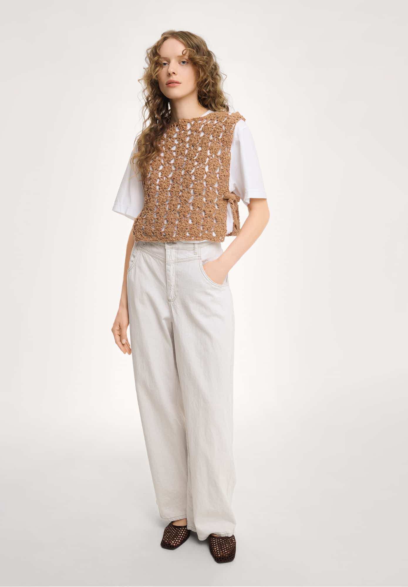 Frau trägt gehäkelten Pullunder in Nougat: Modell 06 aus Made by Me No. 22