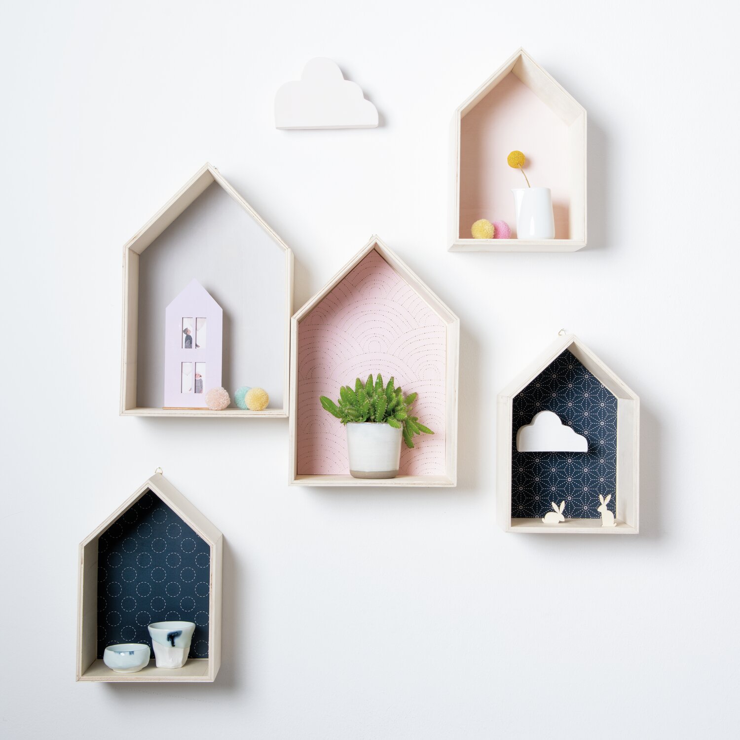 Holzbox Haus klein: Stilvolle Wanddekoration mit pastellfarbenen Boxen in Hausform, ideal für Pflanzen und Deko. Maße 17x26x10cm.