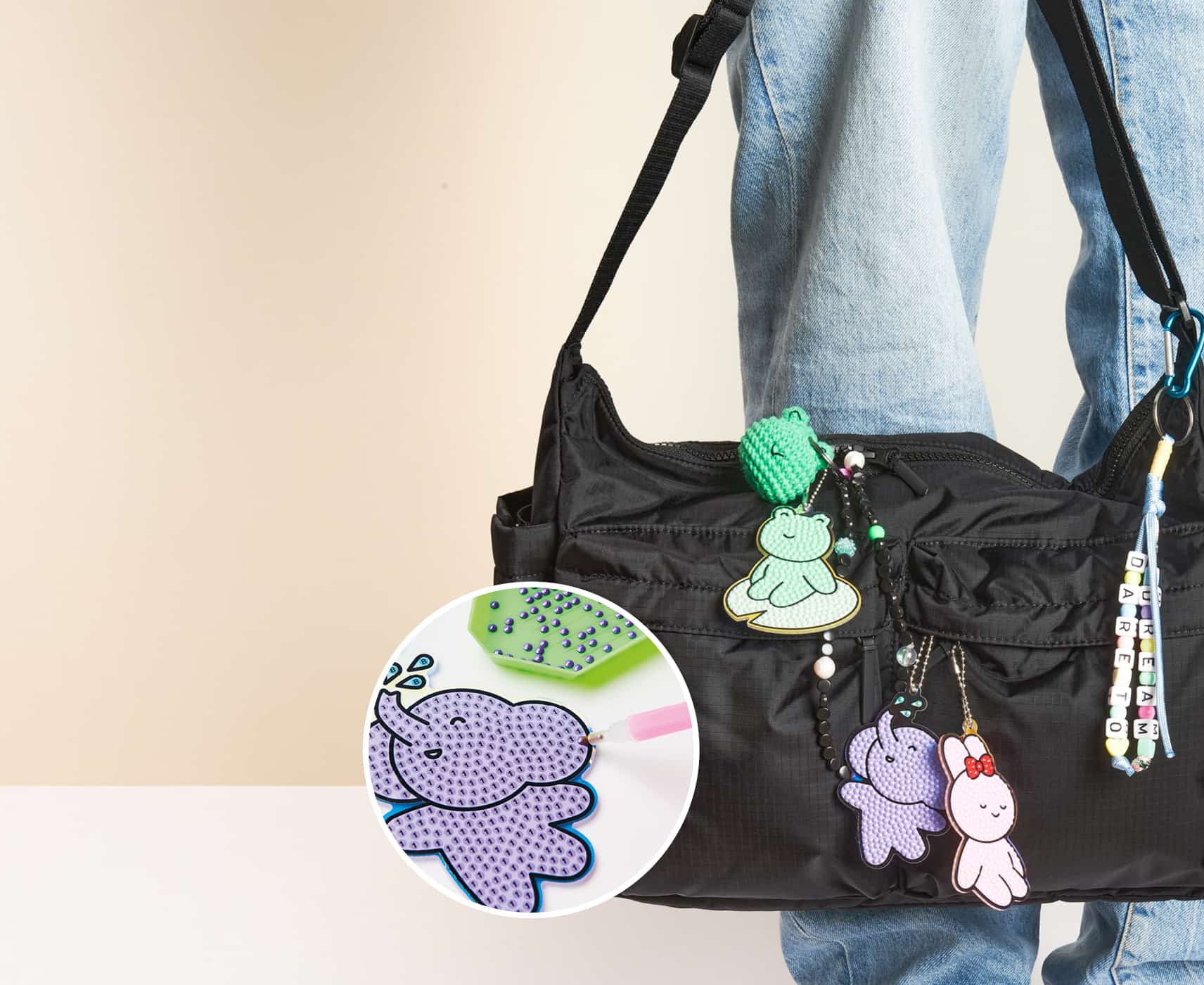 Diamond Painting Anhänger in bunten Tierformen sind an einer schwarzen Tasche dekoriert.