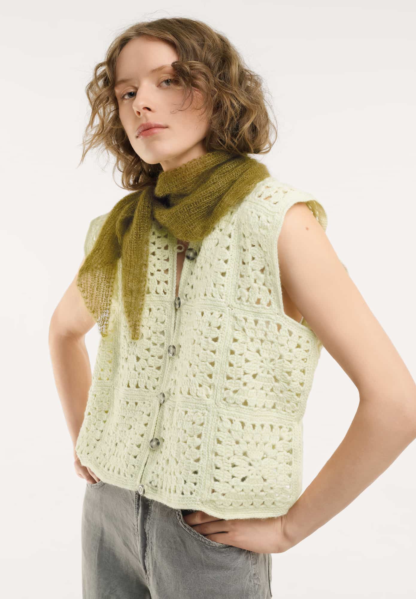 Frau trägt gestricktes Tuch in Oliv: Modell 09 aus Made by Me No. 22