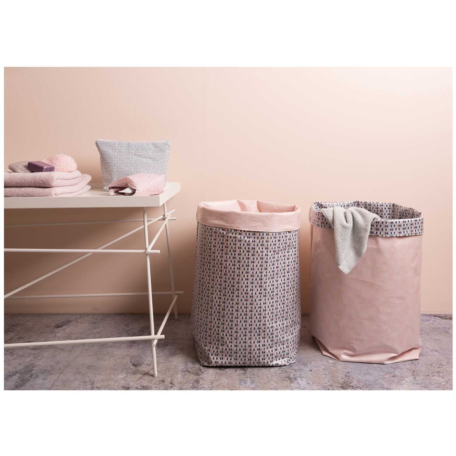 Druckstoff Rautenmuster blassrosa 25x70cm beschichtet von Rico Design Druckstoff Rautenmuster blassrosa 25x70cm beschichtet, dekoriert in einem modernen Raum mit passenden Körben und Handtüchern.