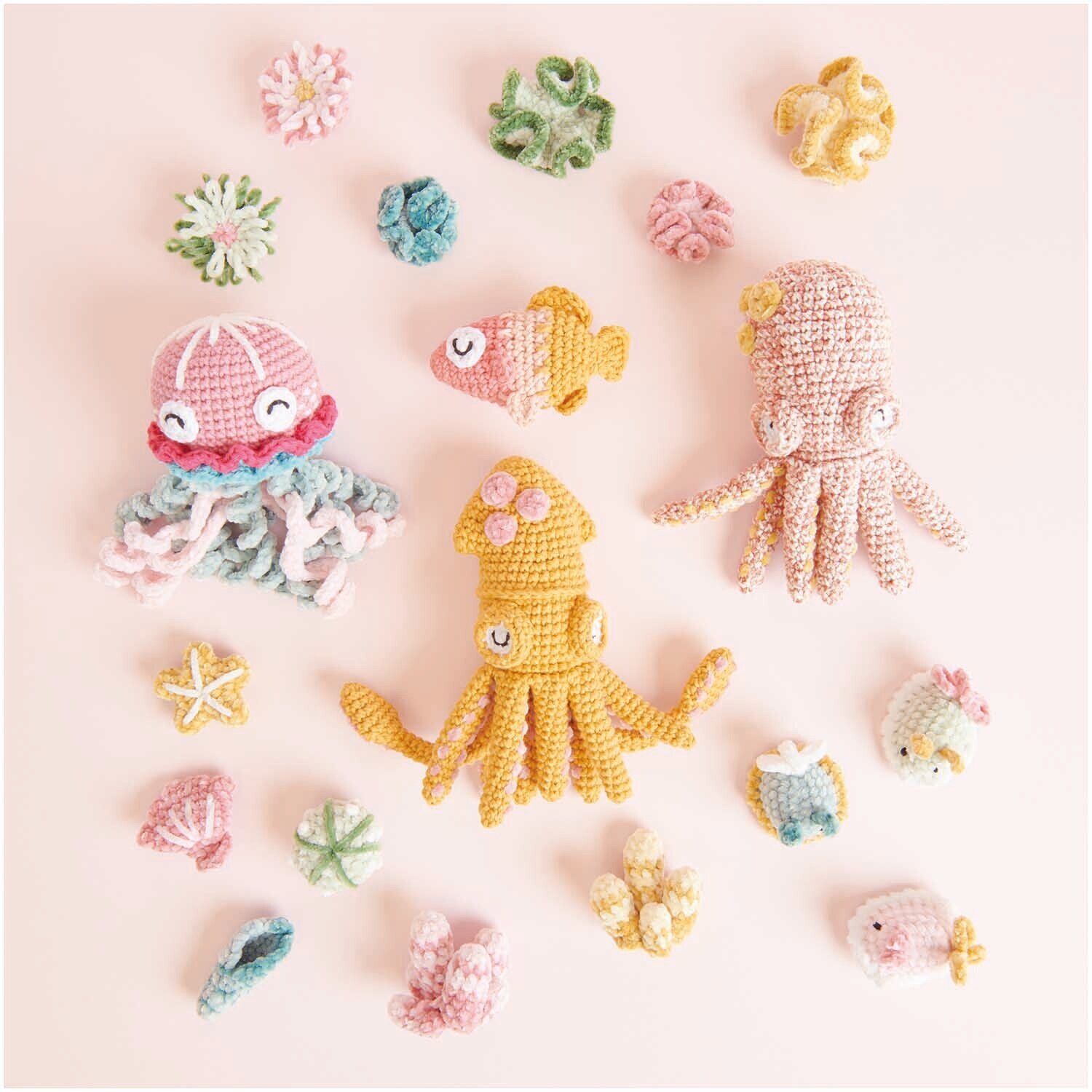 Ricorumi Nilli Nilli: Gehäkelte Meeresfiguren in Pastellfarben von Rico Design, darunter Tintenfische und Fische.
