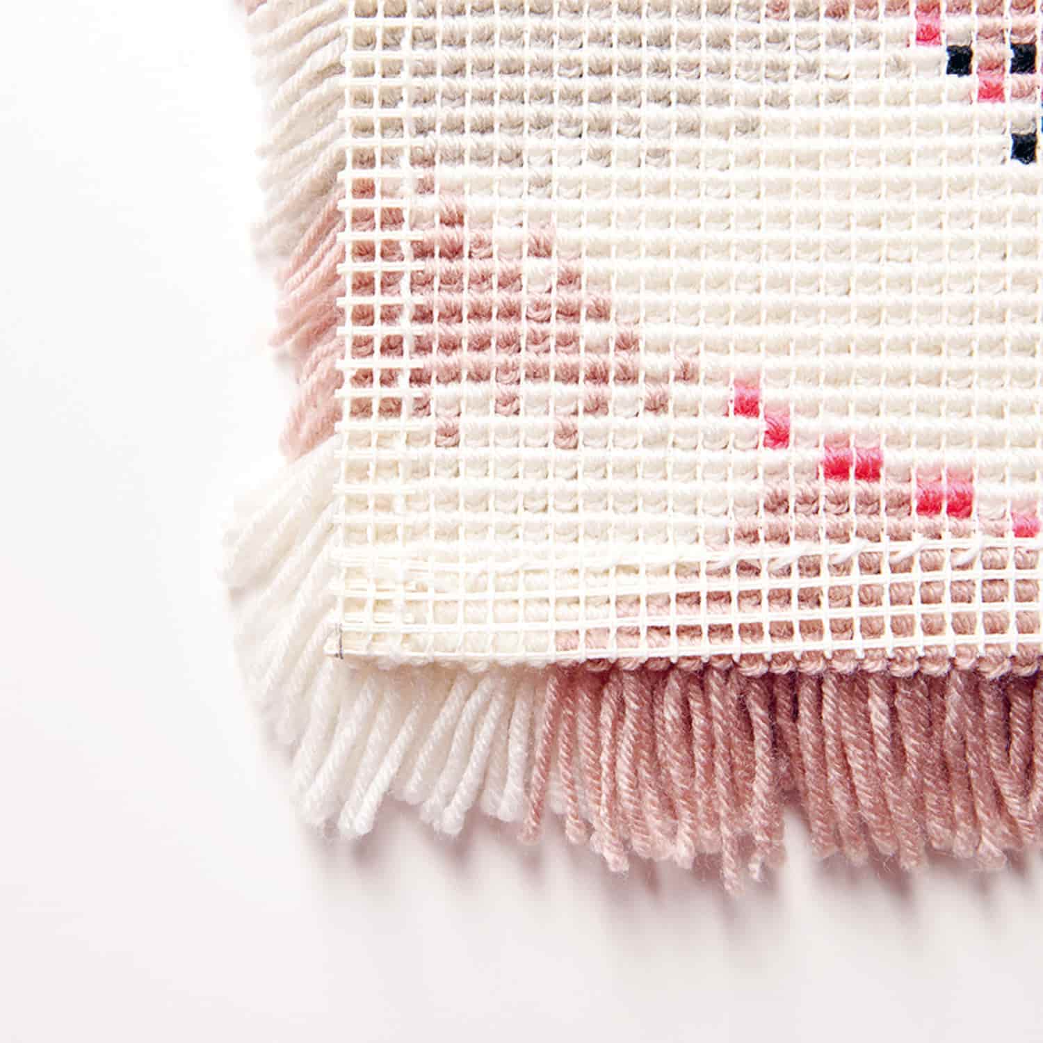 Vernähtes Stramin auf der Rückseite eines Knüpfprojekts