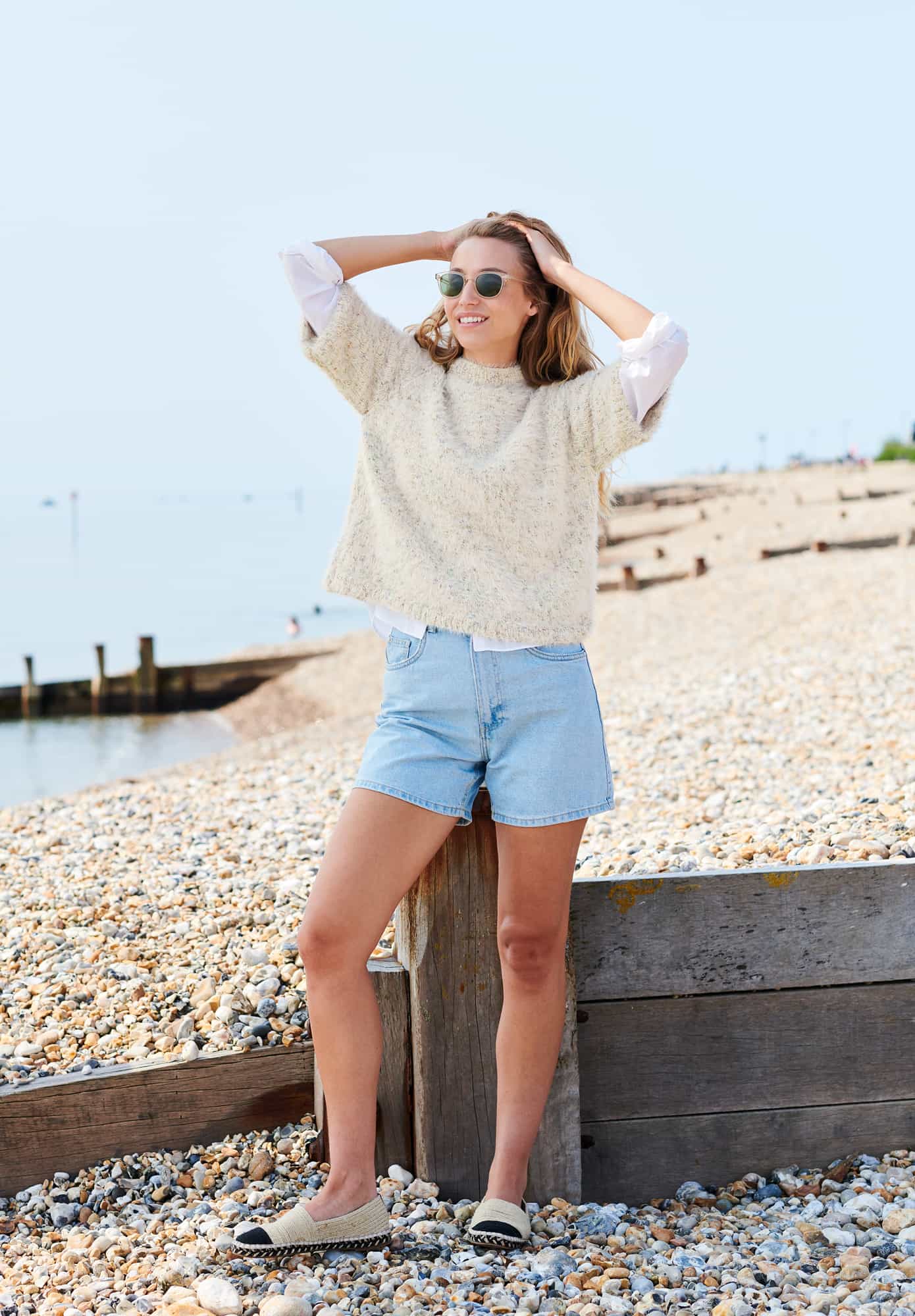 Frau trägt gestricktes Shirt in Weiß: Modell 33 aus Lovewool No. 22