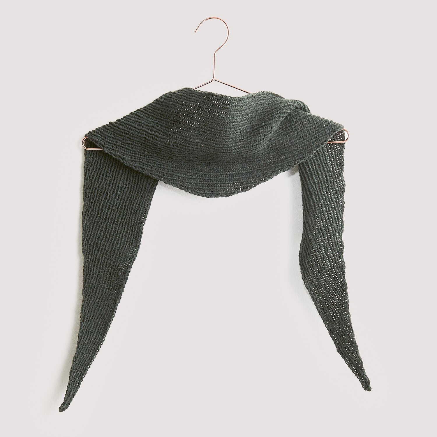 Luxury Knits - Premium Natural Fibres Sprachauswahl deutsch von Rico Design Strickset Mini-Dreieckstuch Modell 13 aus Luxury Knits, dunkelgrau, aus natürlichen Fasern.