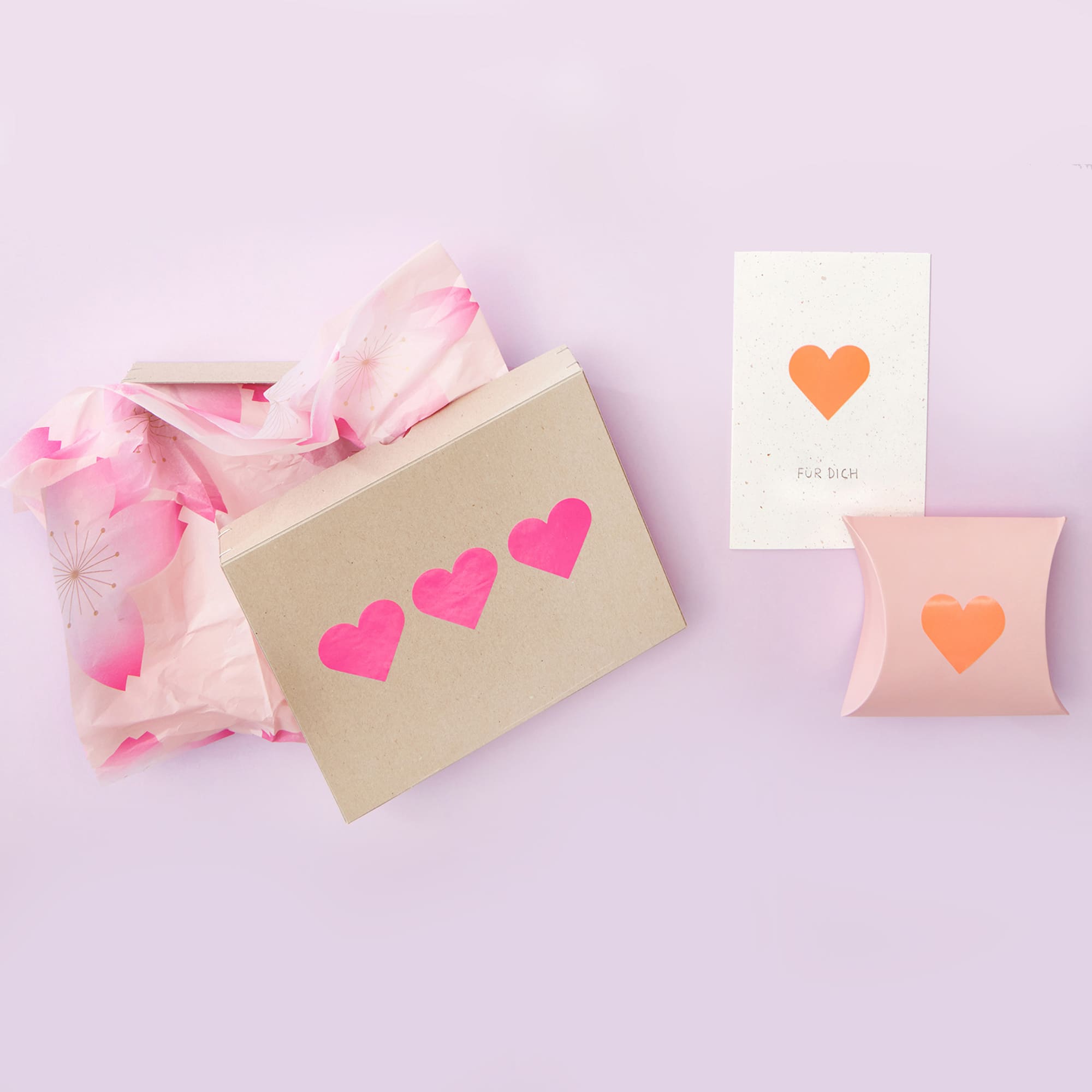 Geschenkbox und Karte mit Herz Sticker