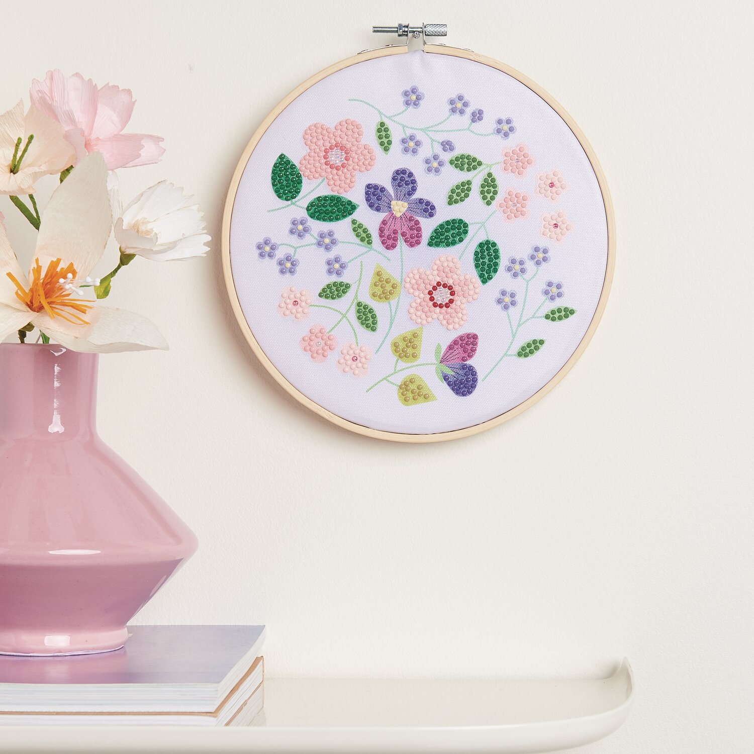 Diamond Painting DIY-Set Schimmernde Blumen 19-teilig zeigt bunte Blumen in Stickrahmen.