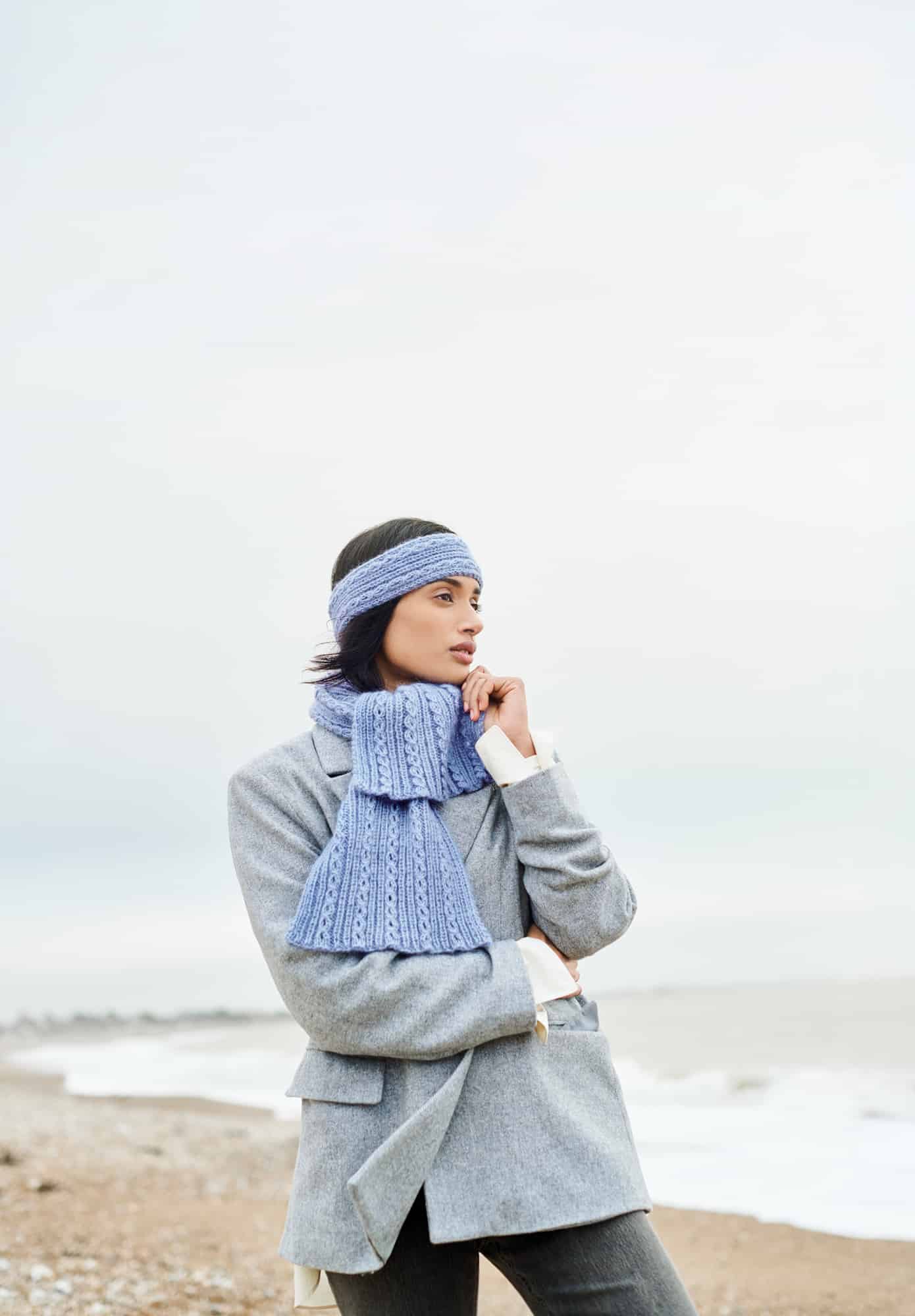 Frau trägt gestrickten Schal in Taubenblau: Modell 29 aus Lovewool No. 21