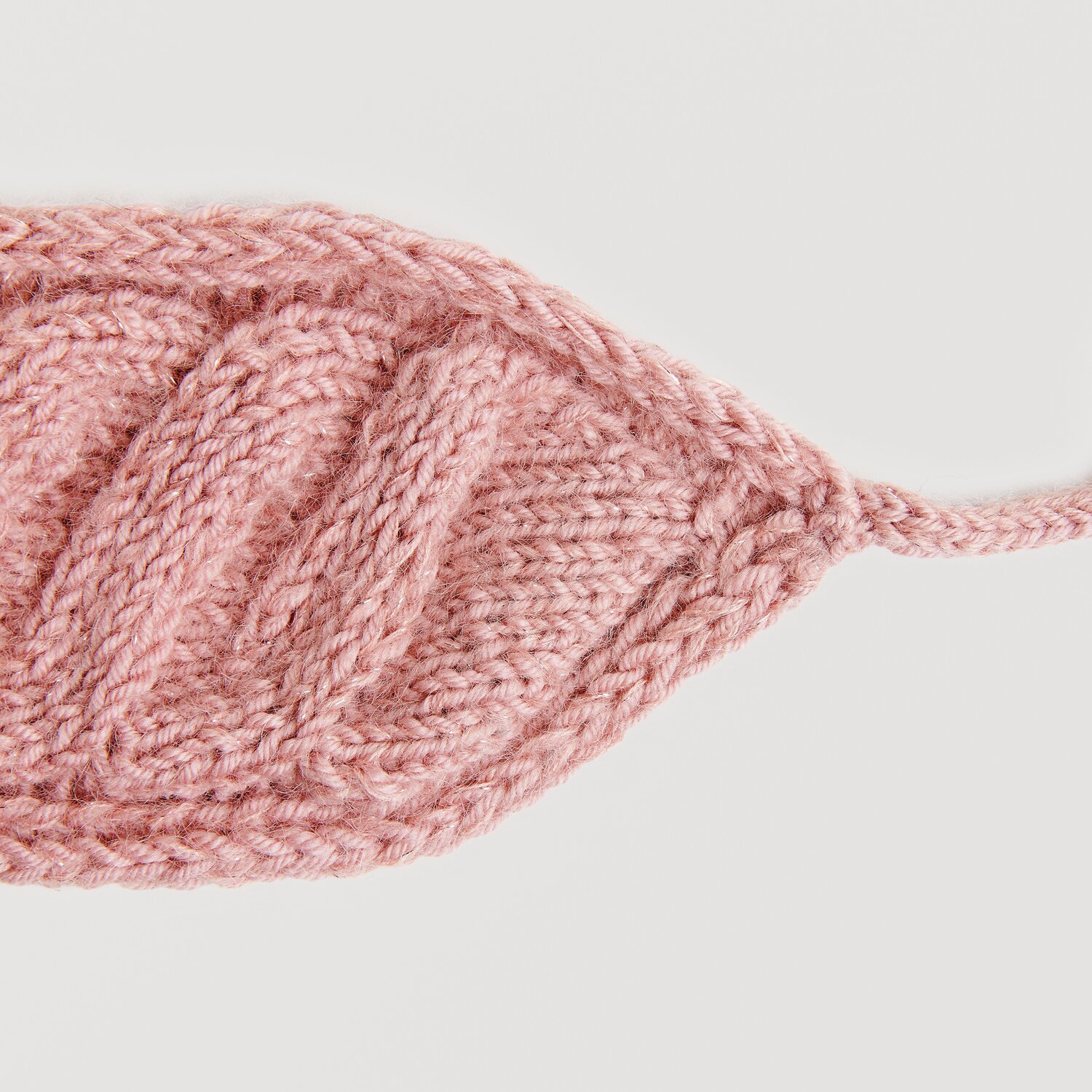 Essentials Merino dk: Handgestricktes Blattmuster in Perlrosa, ideal für kreative Herbstprojekte.