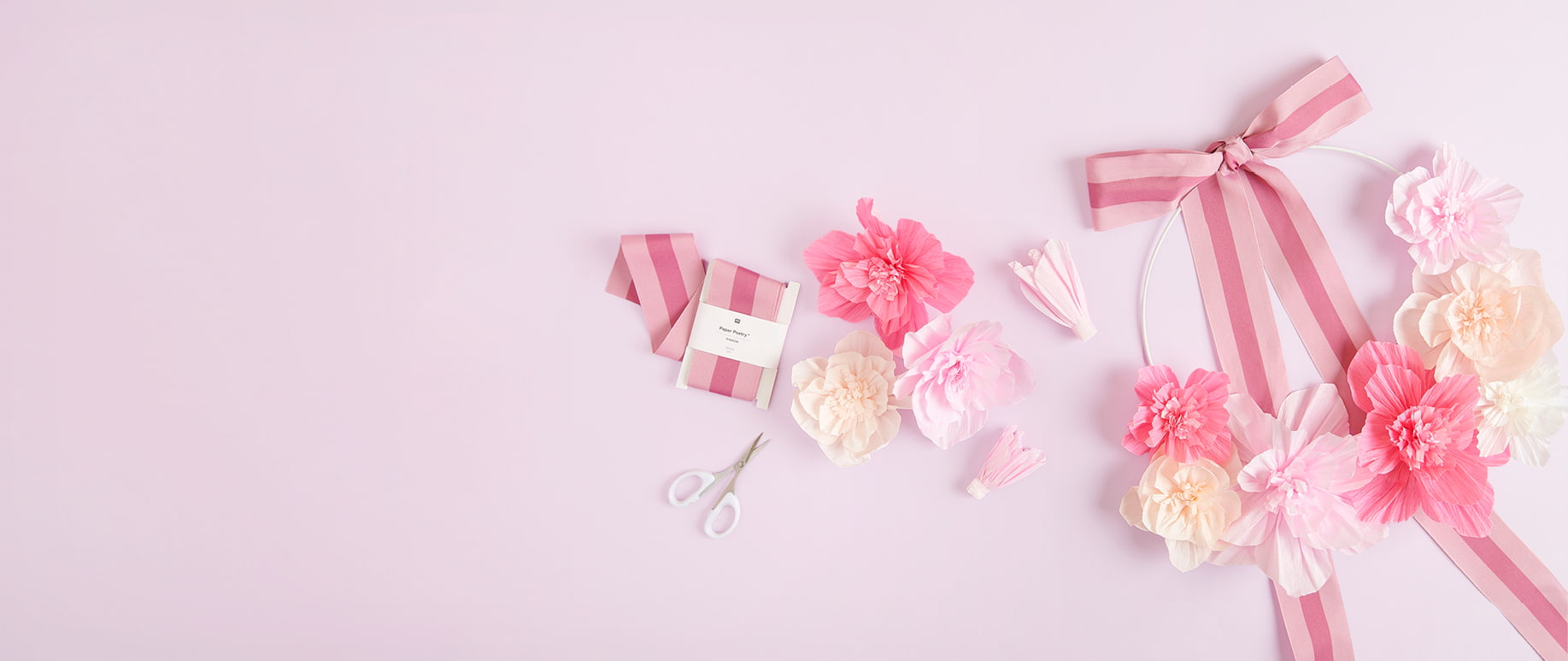 Blumenkranz mit Krepppapierblüten