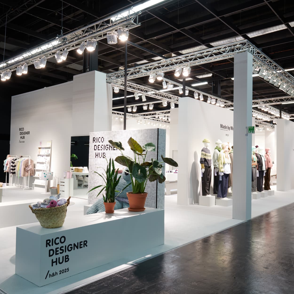 Messestand Rico Design auf der Messe h&h