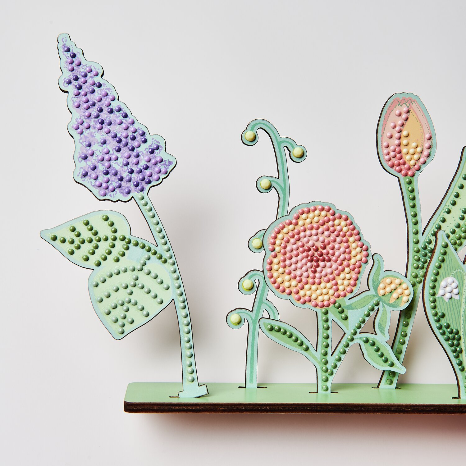 Diamond Painting DIY-Set Frühlingswiese 31x18,5cm zeigt bunte Blumen auf Holzständer.