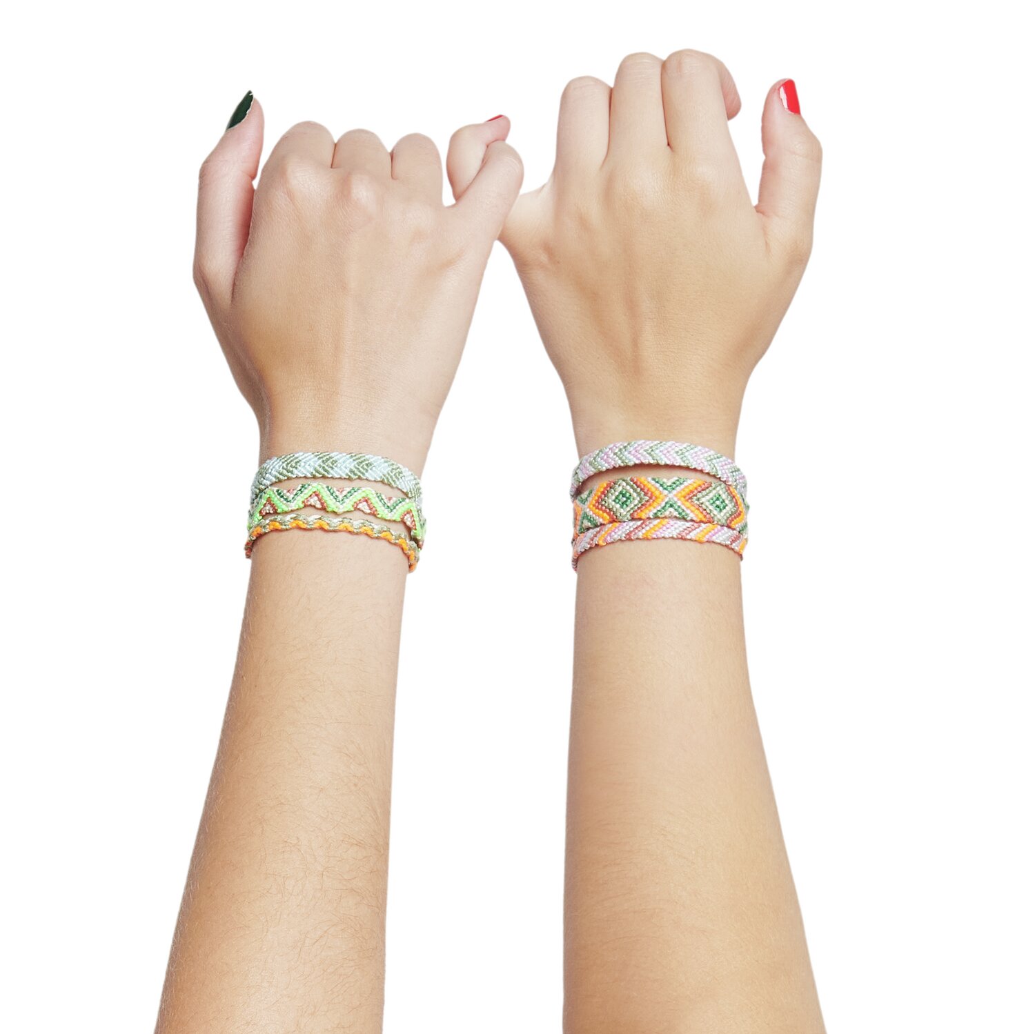 DIY Freundschaftsarmbänder Set Neon Mix Colours: Zwei Hände tragen bunte Armbänder.