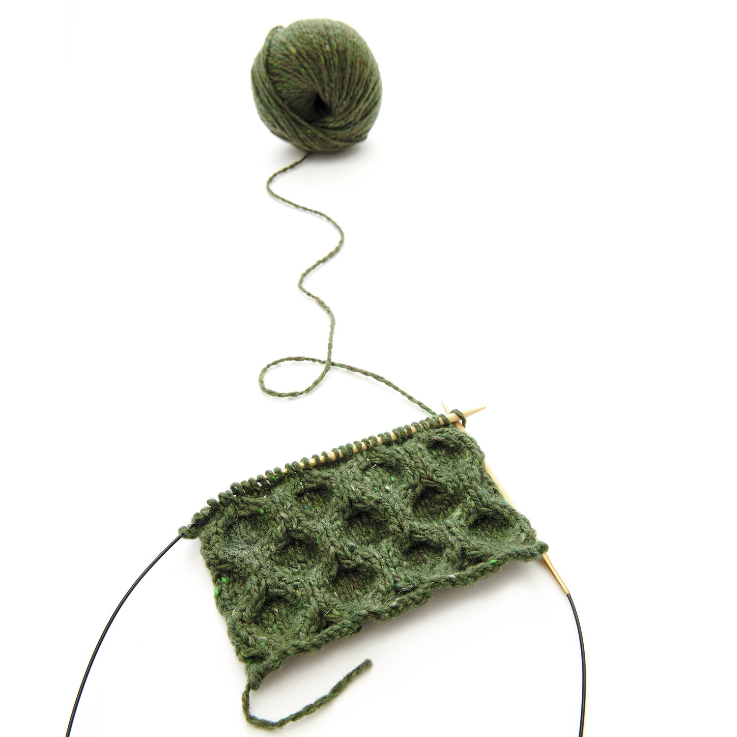 Fashion Modern Tweed aran 50g 95m Farbe Oliv von Rico Design Fashion Modern Tweed aran: Strickprojekt mit olivgrünem Garn von Rico Design, 50g Knäuel, 95m.