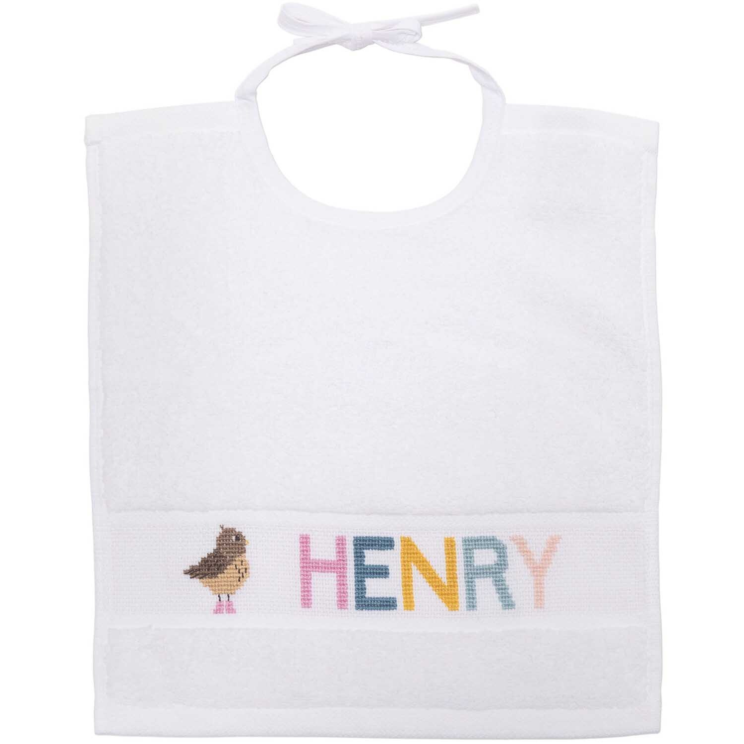 Lätzchen 30x34cm Farbe Weiß von Rico Design Lätzchen 30x34cm von Rico Design mit Vogelmotiv und buntem Schriftzug "HENRY" auf weißem Stoff.