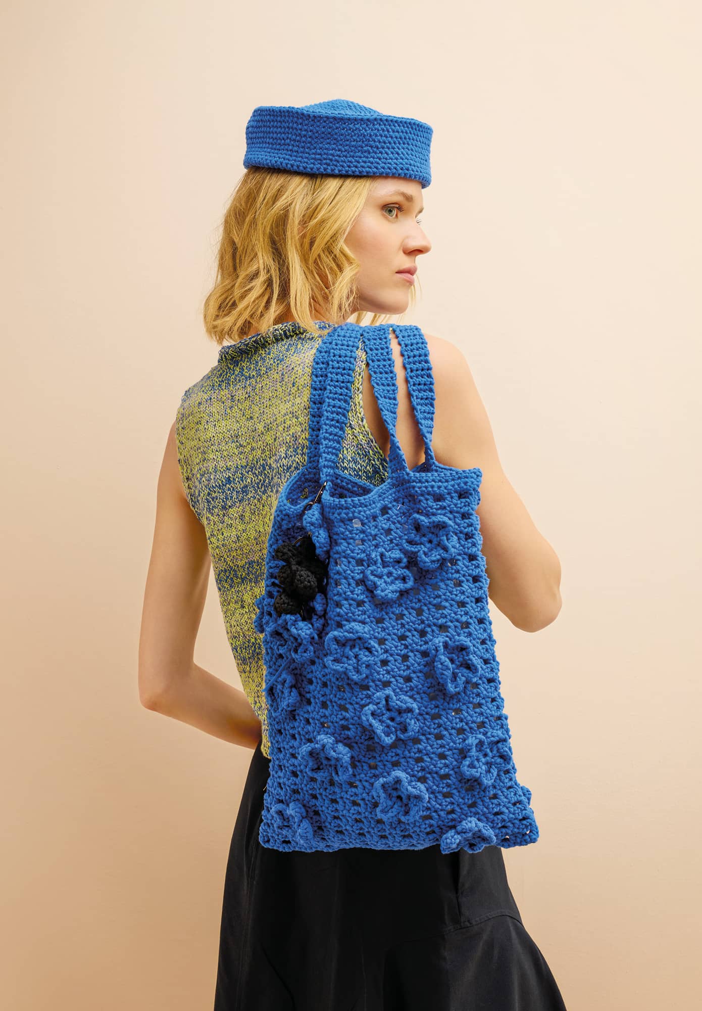 Frau trägt gehäkelte Tasche in Blau: Modell 15 aus Made by Me No. 22